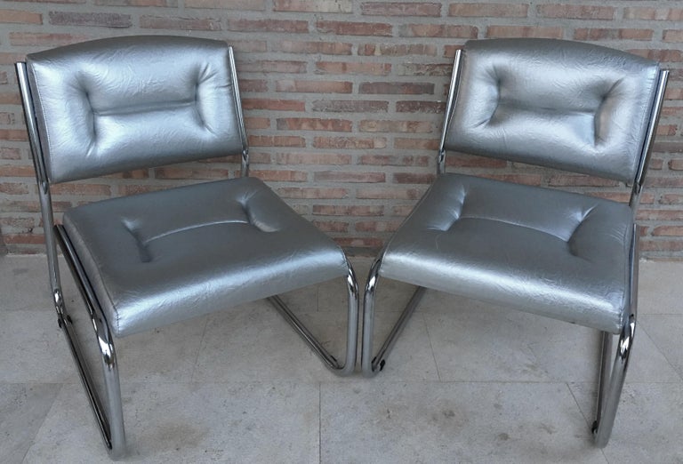 Pair of Art Deco Tubular Chrome Lounge Chairs in Silver Faux Leather In Excellent Condition For Sale In Miami, FL