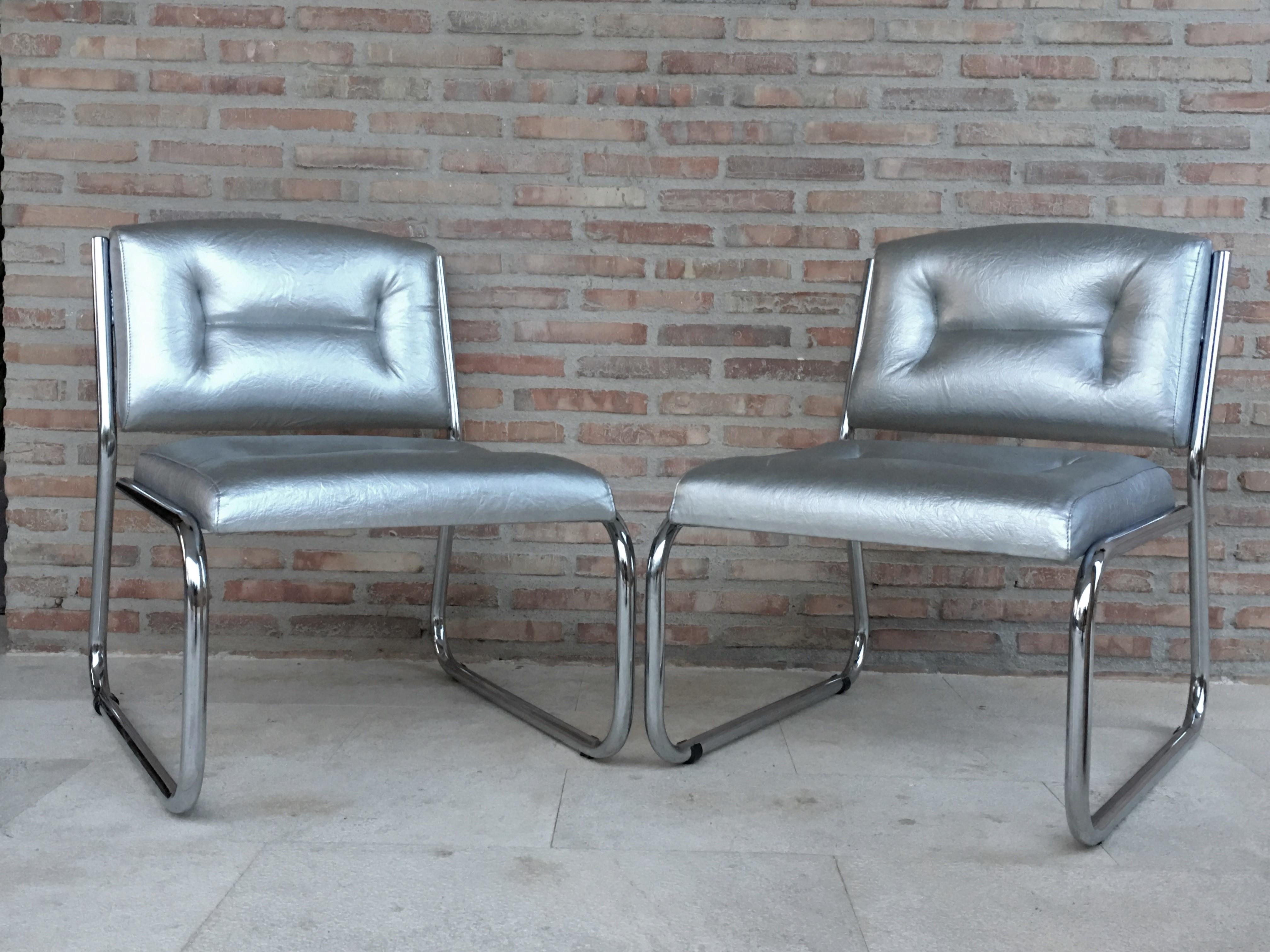 20ième siècle Paire de chaises longues Art Déco tubulaires chromées en faux cuir argenté en vente