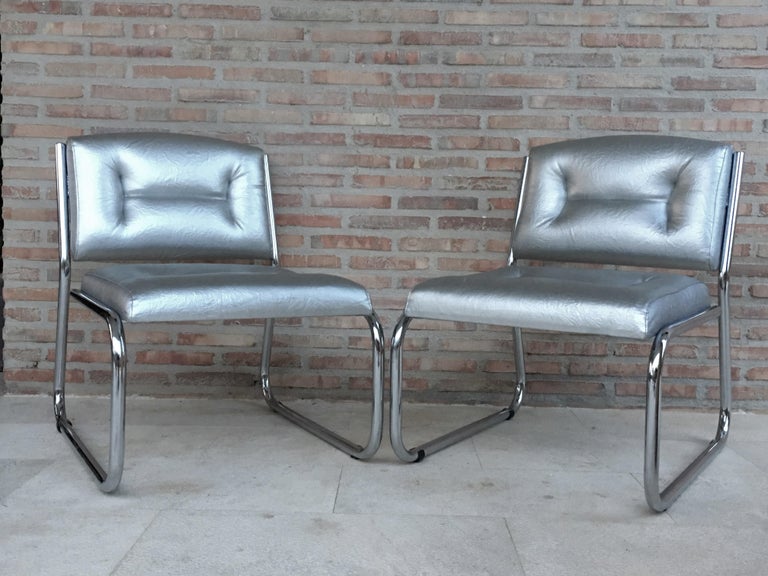 20th Century Pair of Art Deco Tubular Chrome Lounge Chairs in Silver Faux Leather For Sale