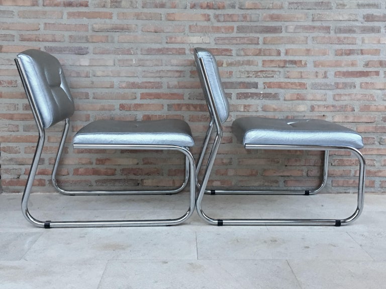 Pair of Art Deco Tubular Chrome Lounge Chairs in Silver Faux Leather For Sale 1