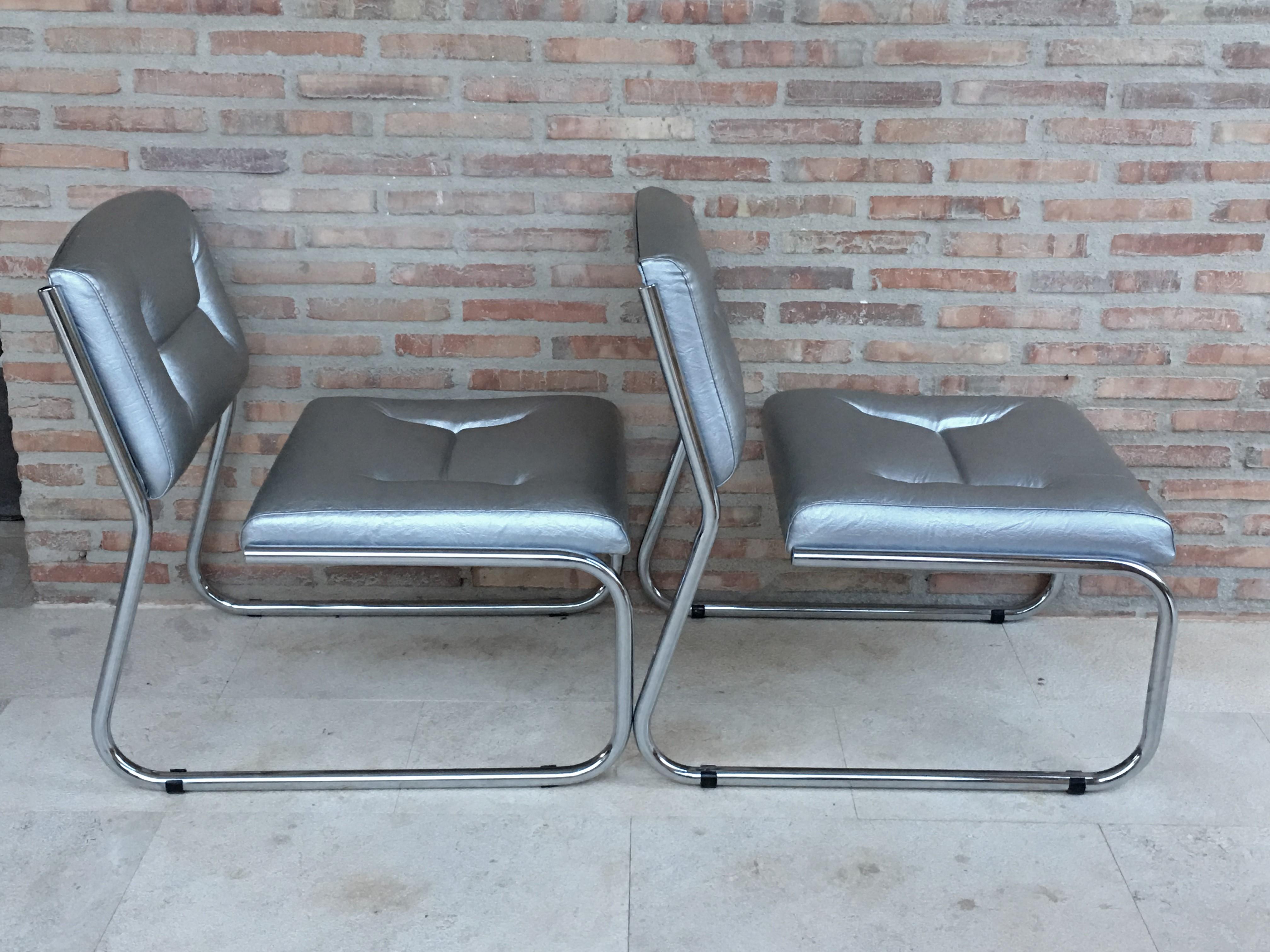 Paire de chaises longues Art Déco tubulaires chromées en faux cuir argenté en vente 1