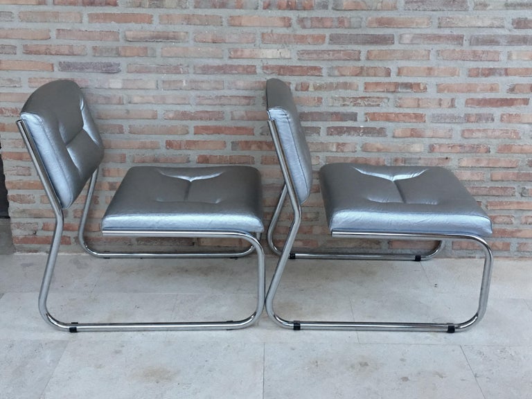 Pair of Art Deco Tubular Chrome Lounge Chairs in Silver Faux Leather For Sale 2
