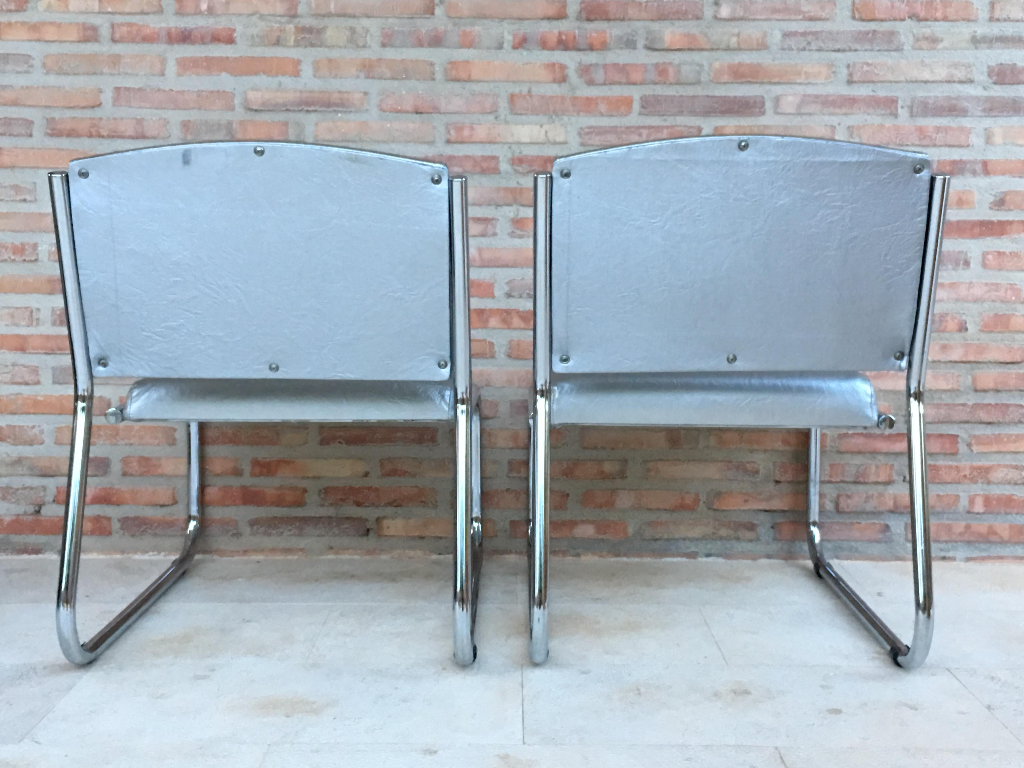 Pair of Art Deco Tubular Chrome Lounge Chairs in Silver Faux Leather For Sale 3