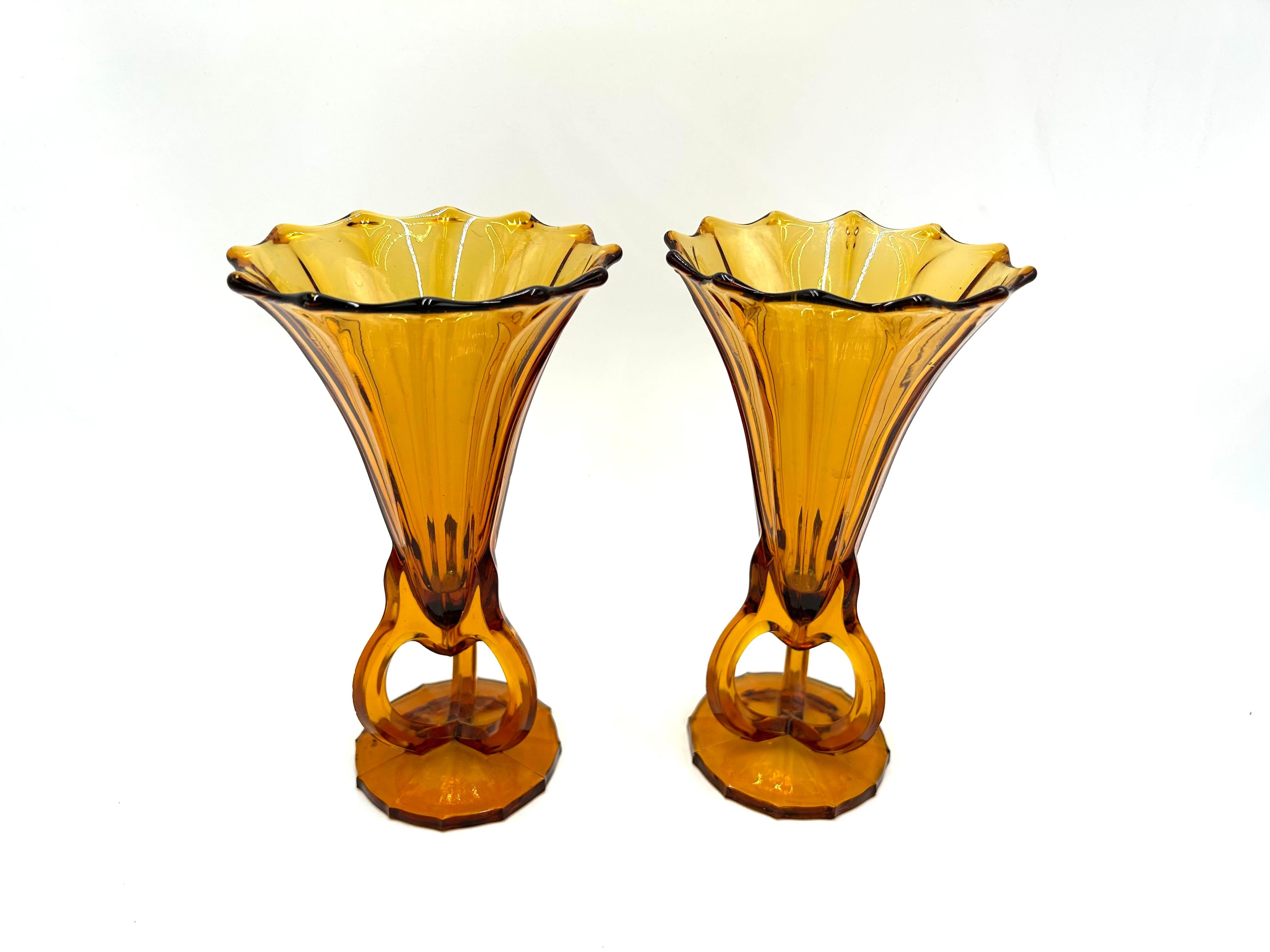 A pair of Art Deco amber glass vases

Made in the Czech Republic in the 1930s

Very good condition, no damage

Height: 21.5 cm

Outlet diameter: 12cm.