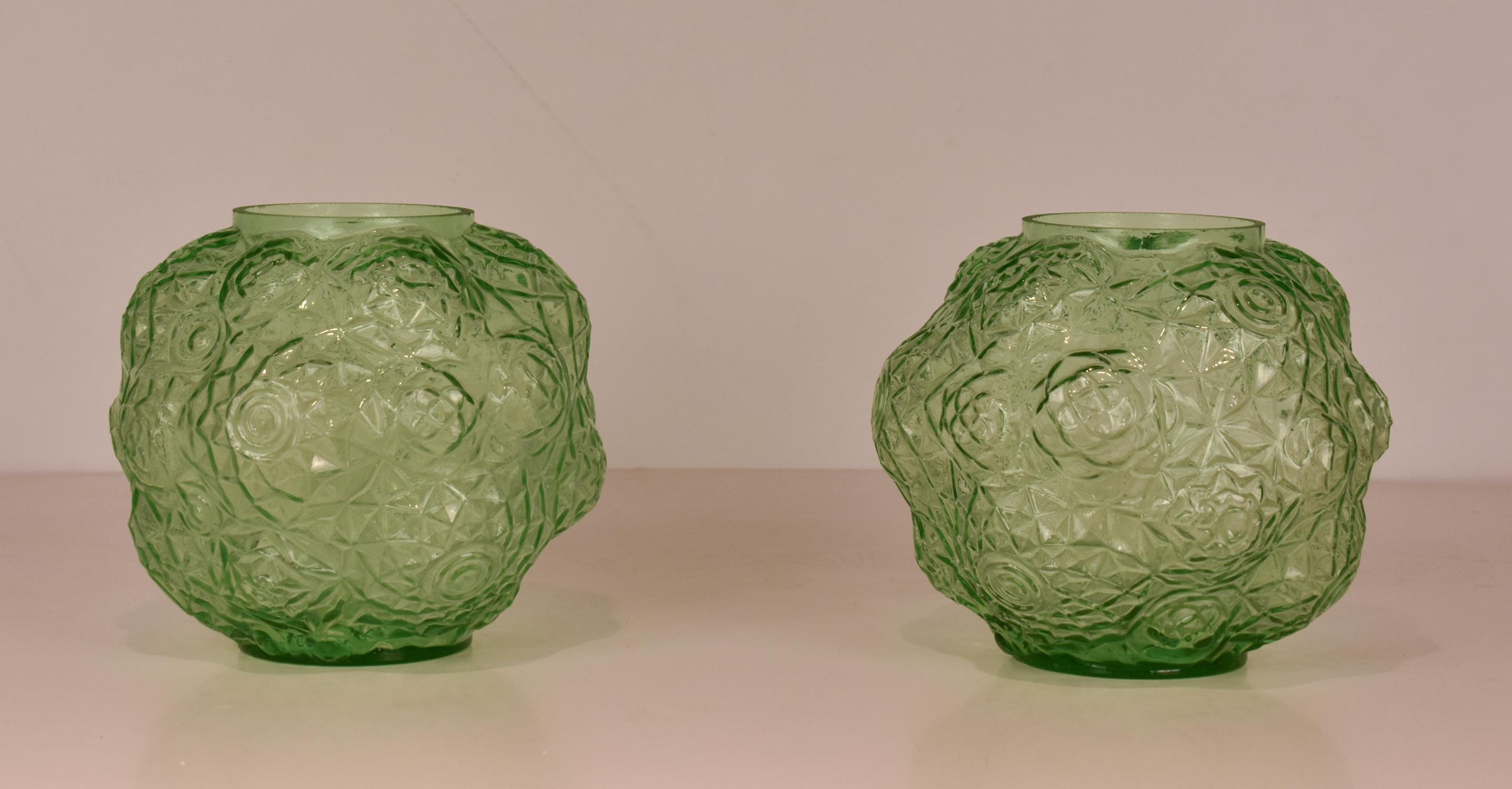 Paire de vases art déco en verre vert. 1930's.
En verre vert avec des motifs géométriques.