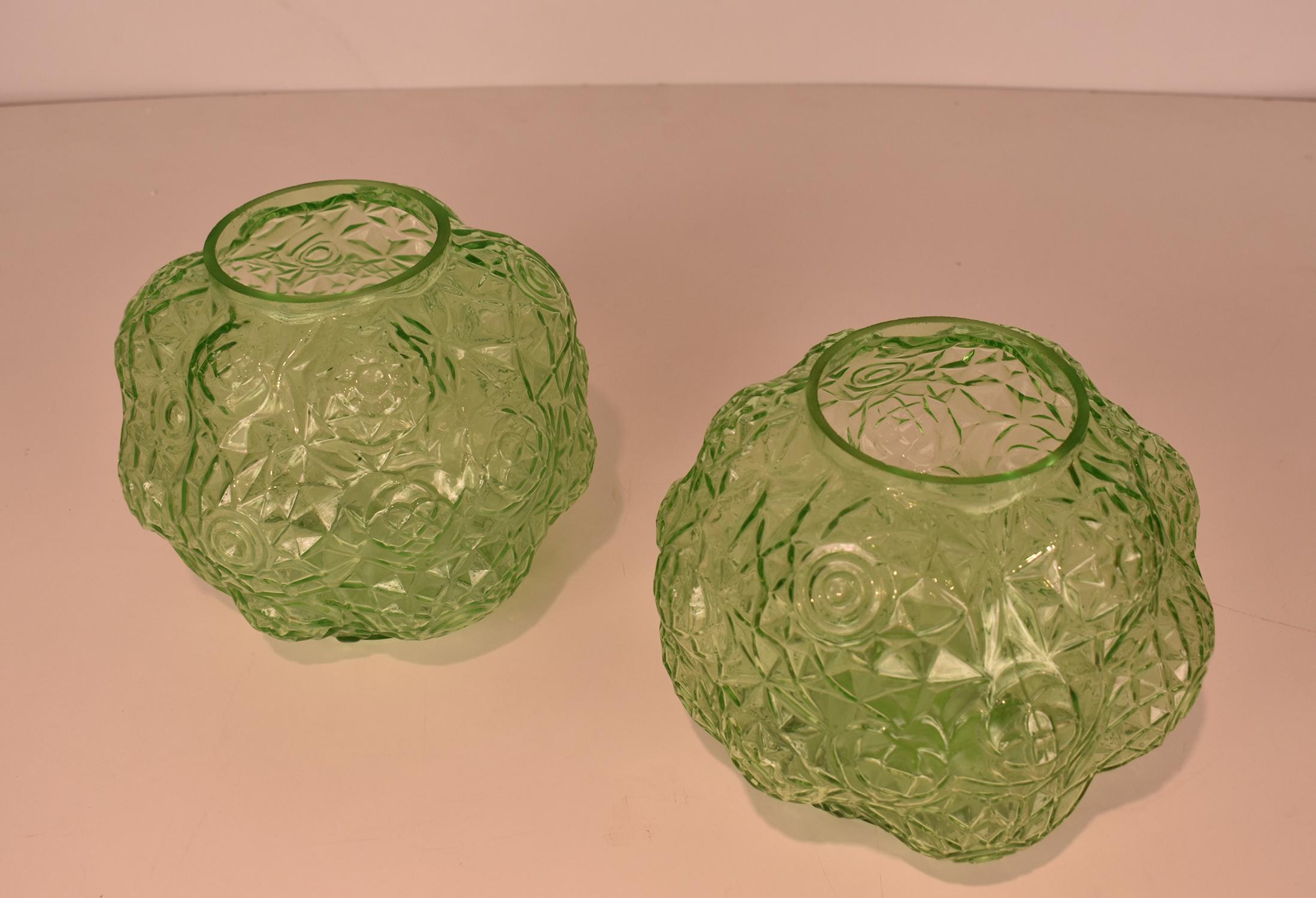 Paar Art-Déco-Vasen aus grünem Glas. 1930er Jahre (Mitte des 20. Jahrhunderts) im Angebot