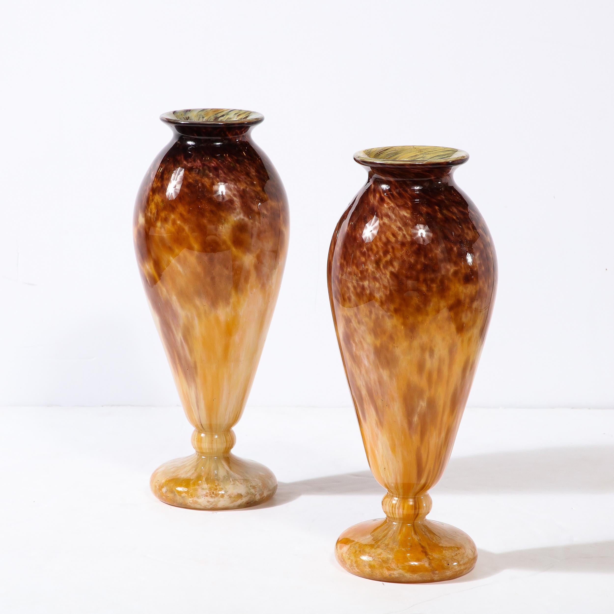 Français Paire de vases Art déco en améthyste fumée et verre teinté ambre par Schneider en vente