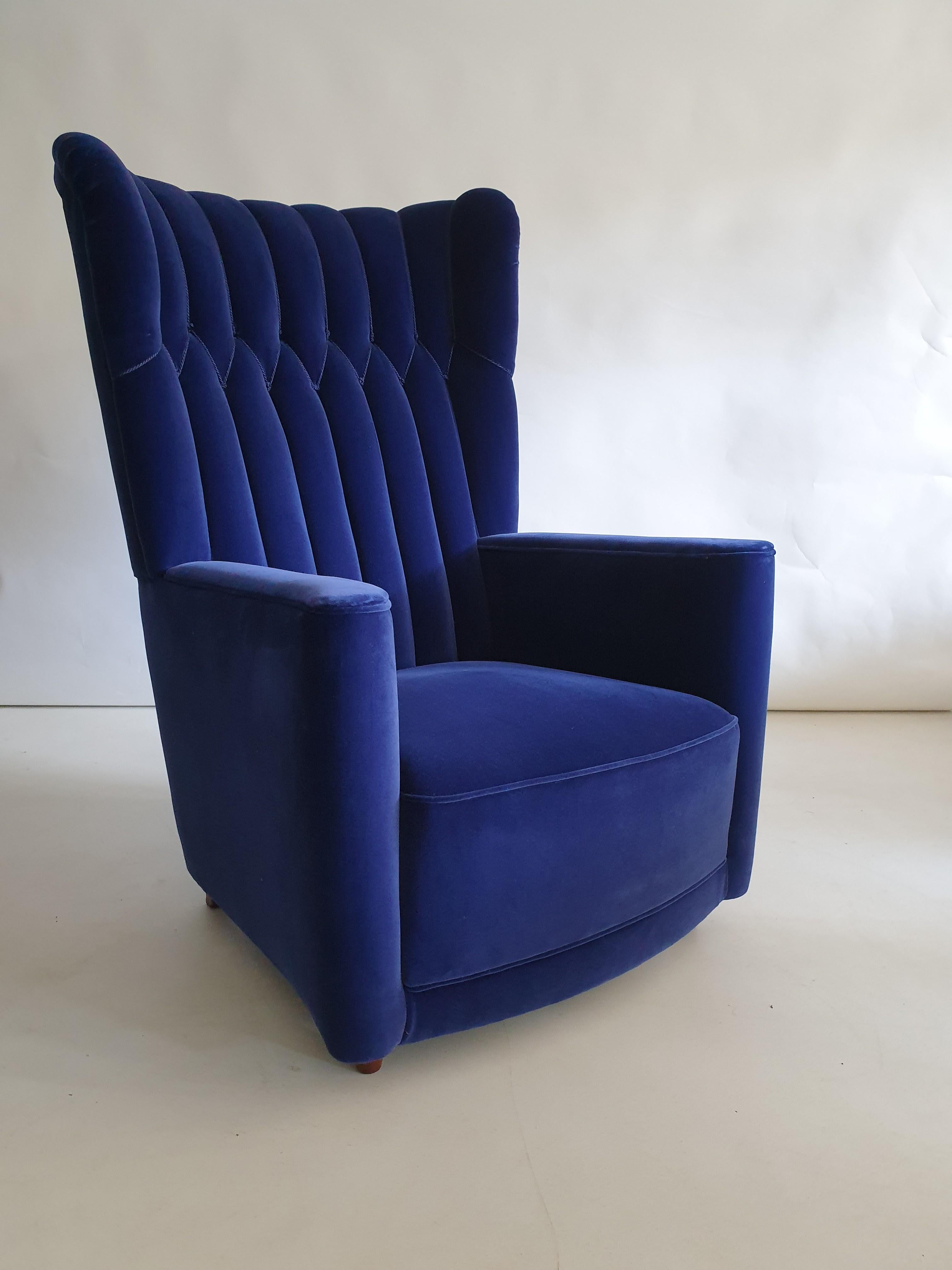 Pair of large comfortable armchairs reupholstered to match the existing vintage upholstery. The chairs have polished wooden legs and are reupholstered in a quality blue cotton velvet.
Literature: L. Sacchetti, Guglielmo Ulrich,
Federico Motta