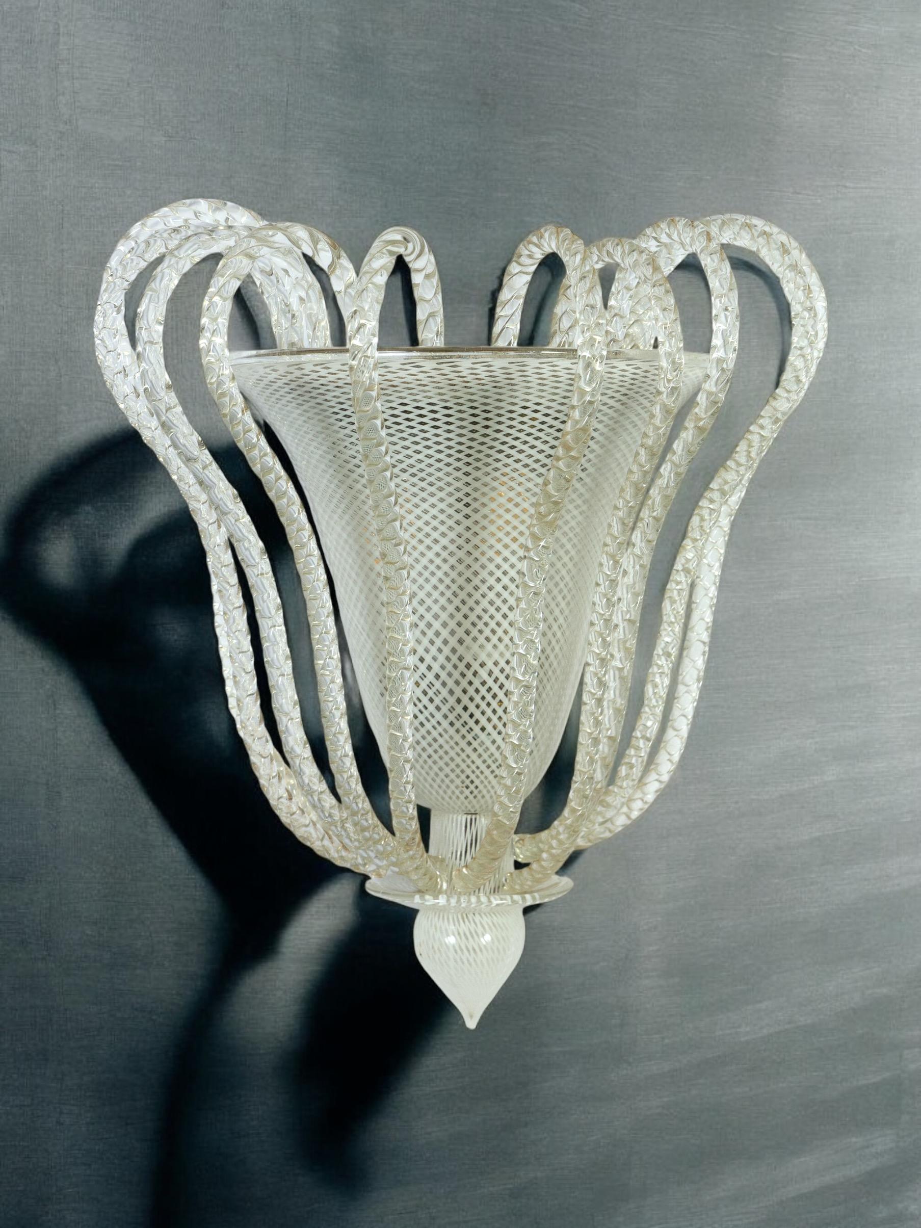 Pair of Art Deco Venini Reticello Murano Glass Sconces 1940s In Excellent Condition For Sale In Rome, IT