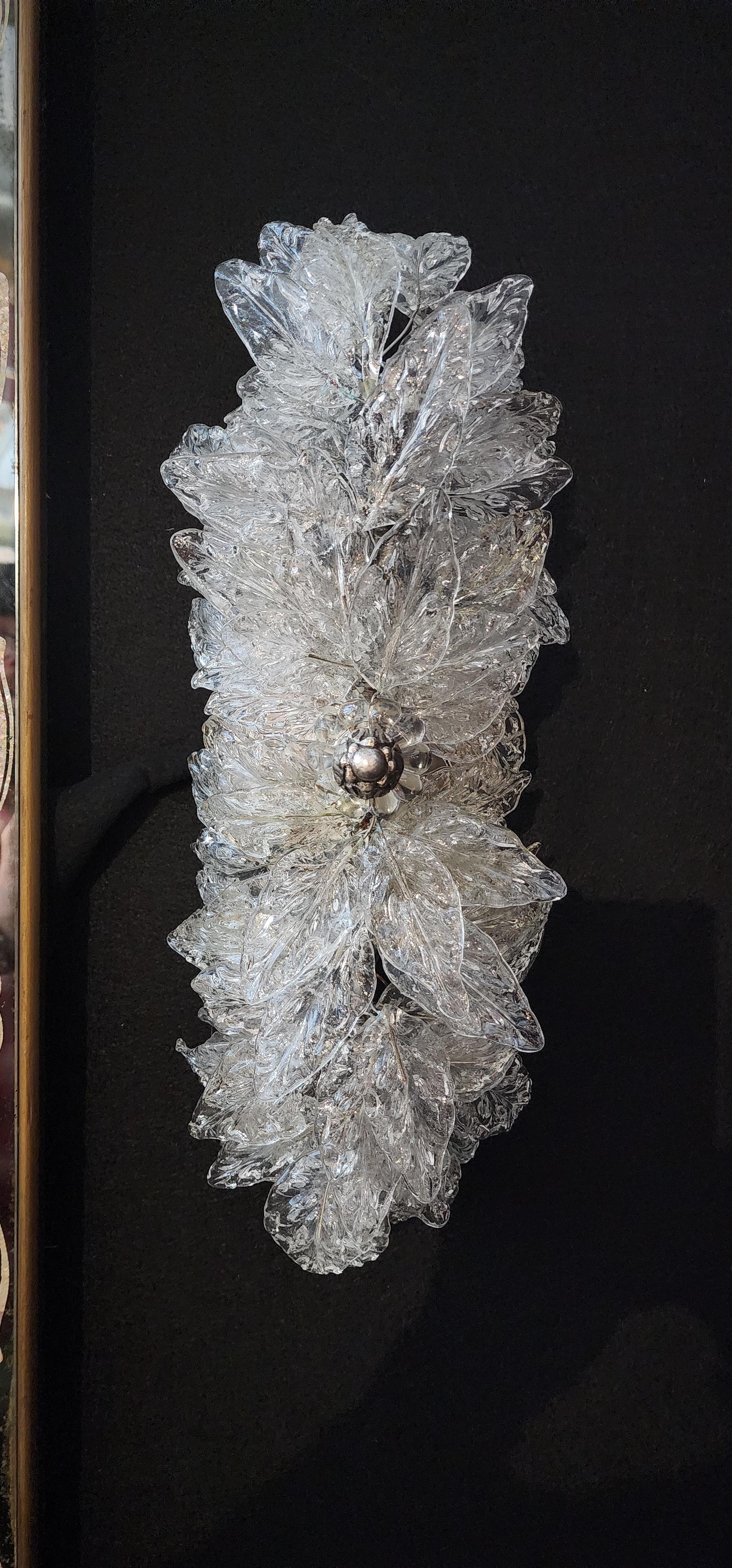 Fantastisches und sehr detailliertes Paar venezianischer Wandleuchter. Jedes Leaf wird einzeln von Hand gefertigt und auf den Rahmen dieser komplexen und eleganten Leuchten aufgebracht. Diese können entweder an der Wand als Wandleuchte oder an der