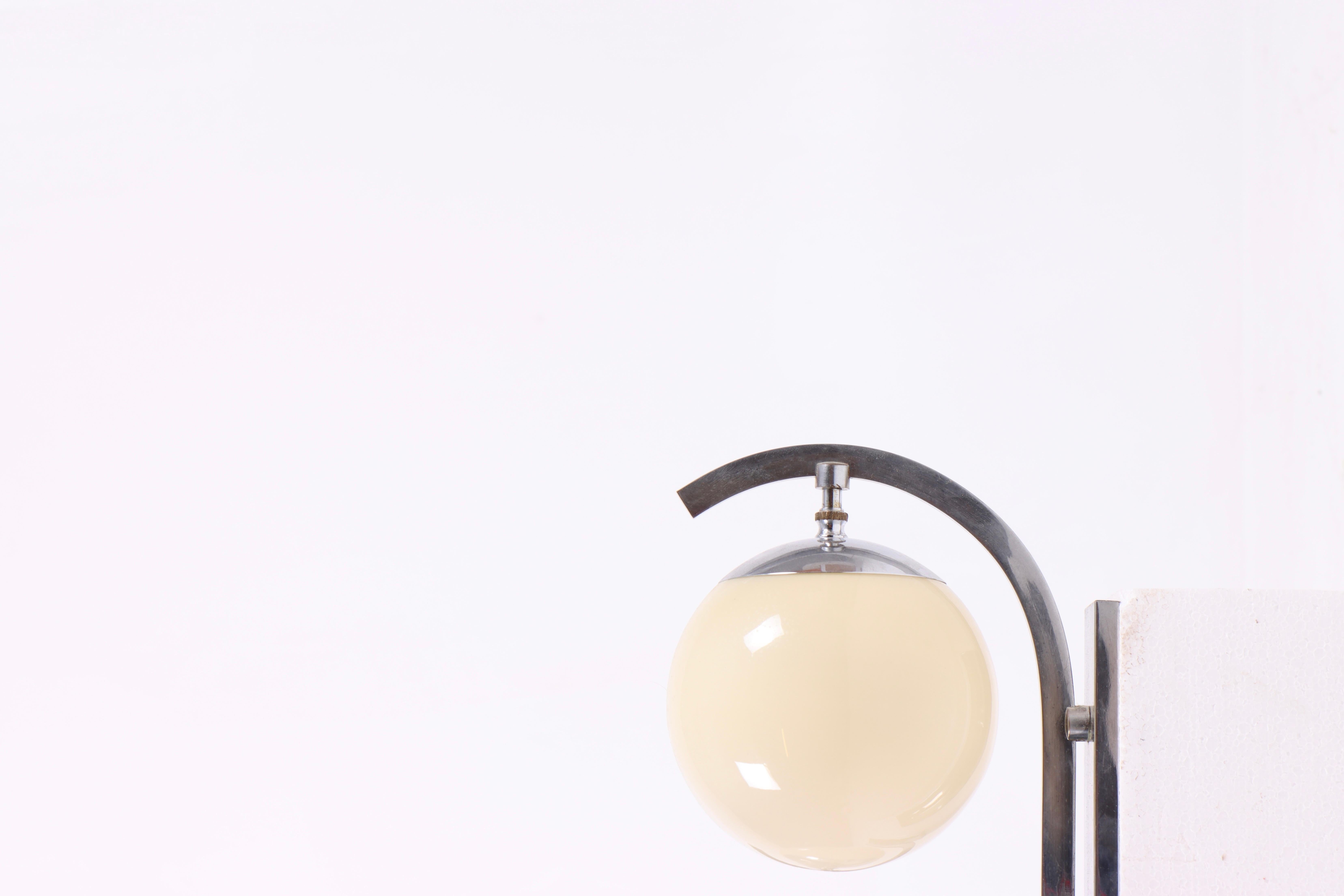 Paar Wandlampen aus Chrom mit originalen Glasschirmen, entworfen und hergestellt in Dänemark in den 1930er Jahren. Toller Originalzustand.