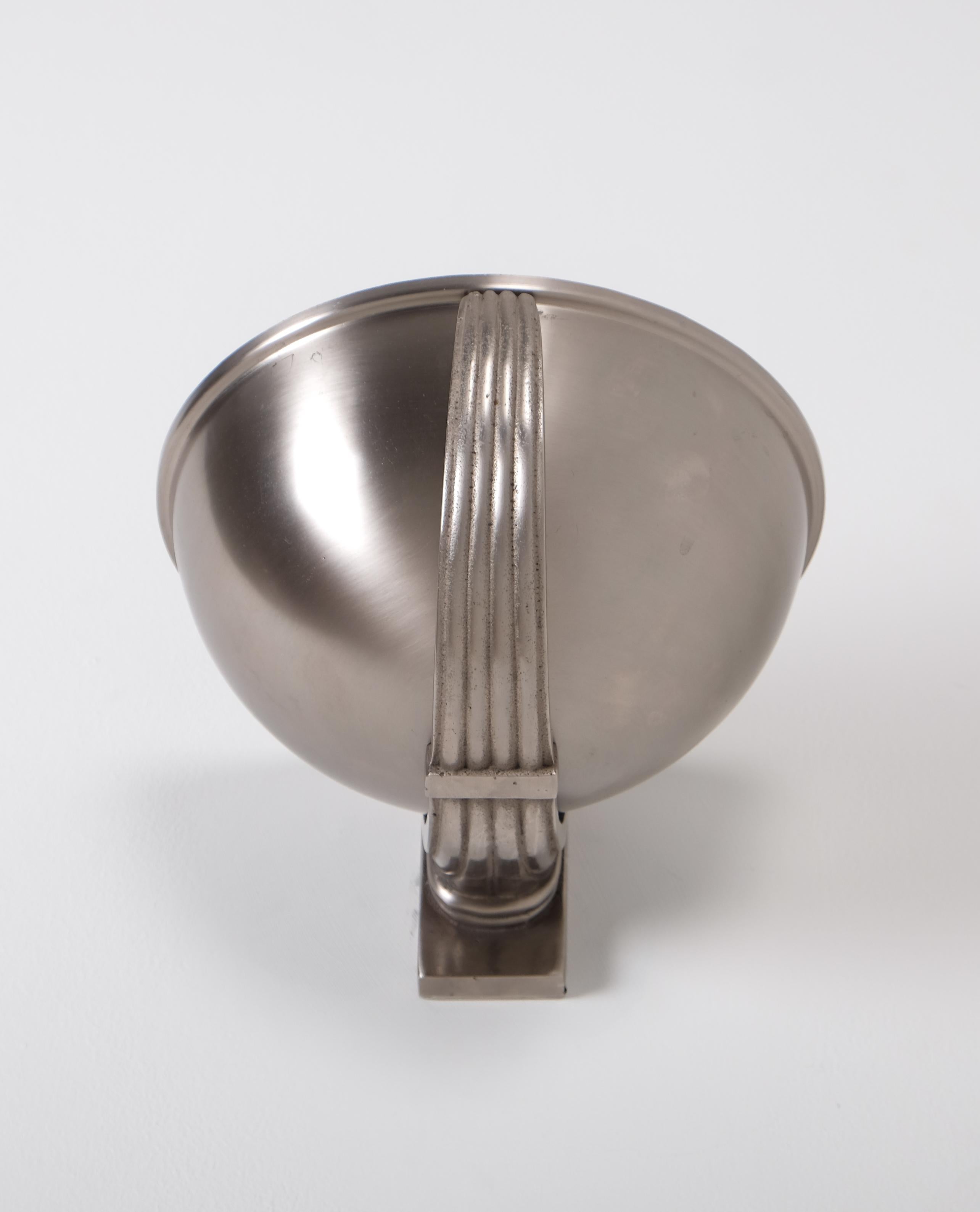Fluted decoration in relief. Nickel-plated frame.
Produced by in Sweden, 1920s. Very good condition.
