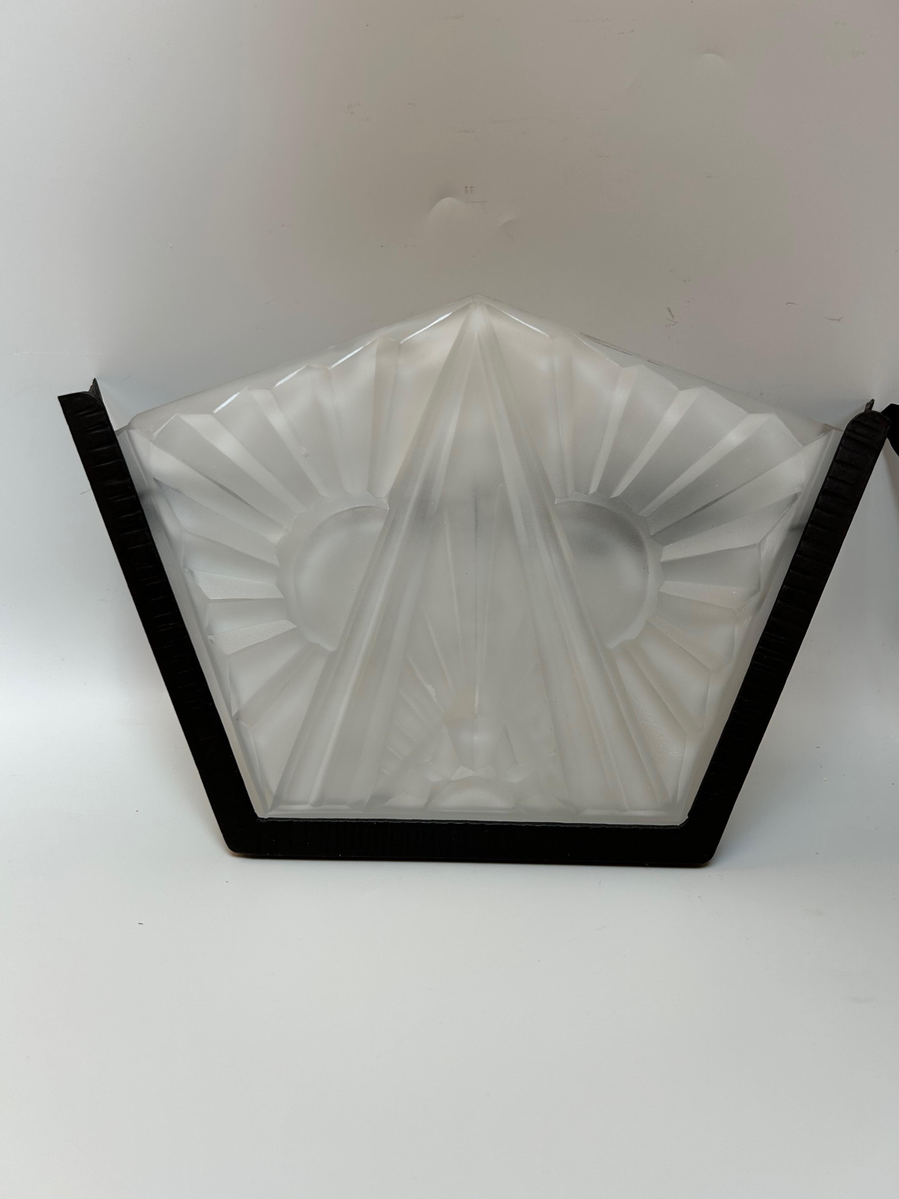 Art Deco Wandleuchten um 1930.
Rahmen aus Schmiedeeisen.
Gepresste Glasplatten, signiert Degué.
In perfektem Zustand.

Gesamthöhe: 20.5 cm
Breite: 34 cm
Tiefe: 10 cm
Gesamtgewicht: 3 kg

Degué

DEGUÉ (David GUERON)
1926 übernahm David GUERON