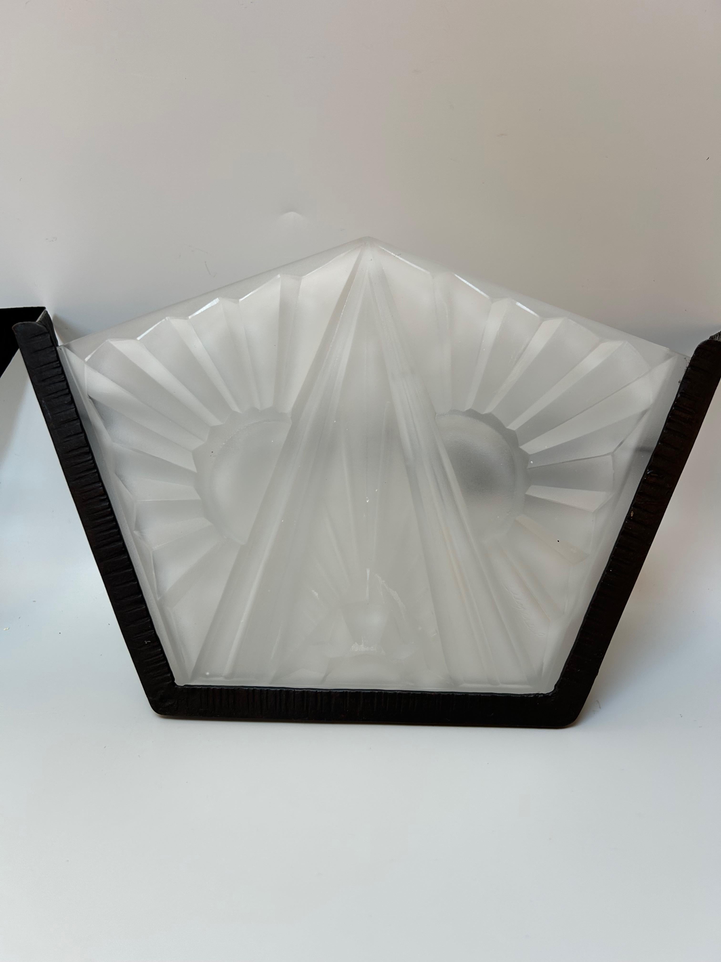 Paar Art Deco-Wandleuchten von Degué (Art déco) im Angebot