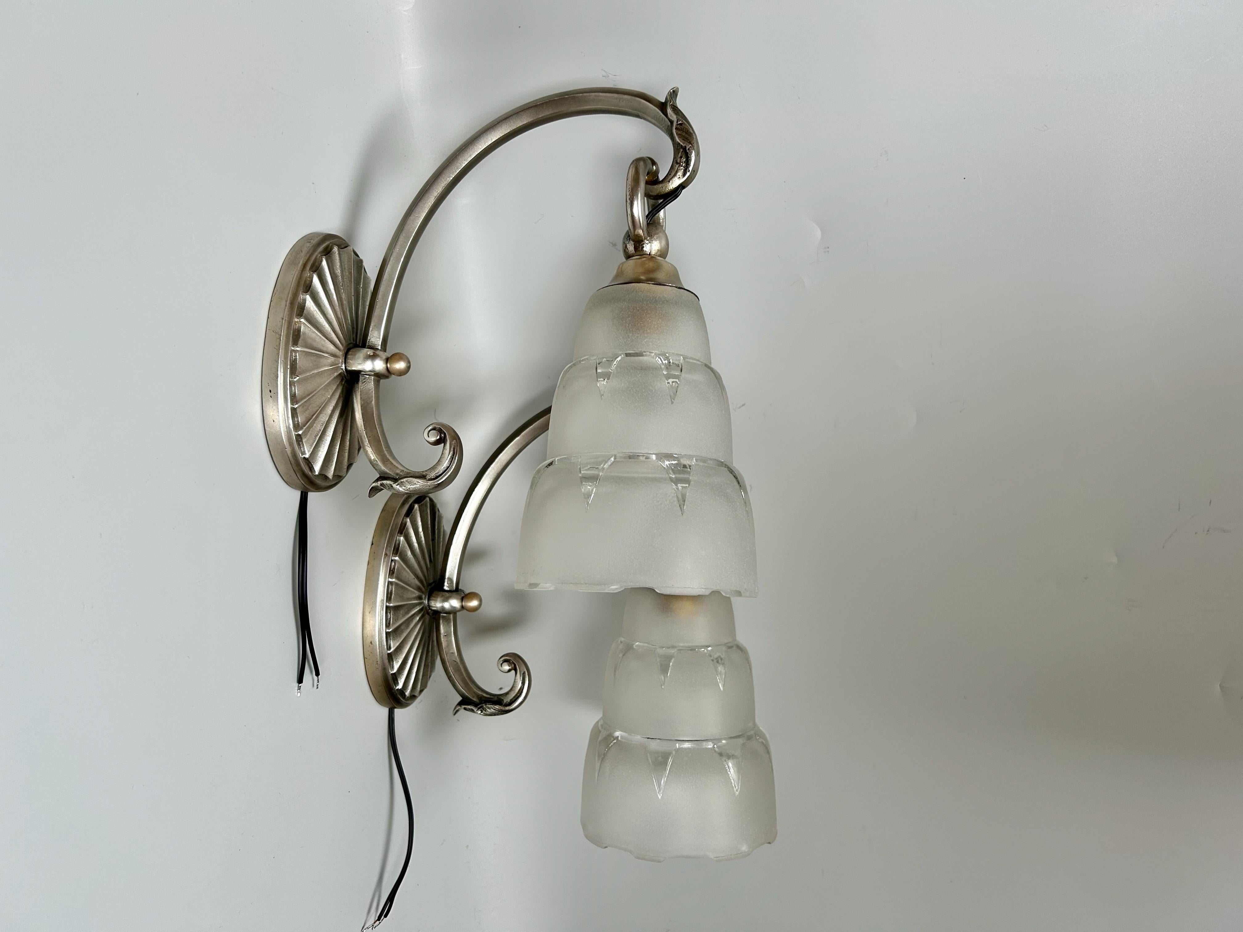 Paire d'appliques en bronze argenté, vers 1940.
Modèle Cascade de tulipes en verre moulé pressé dans le style Sabino.
En parfait état et électrifié.
Prise B22 (disponible sur Amazon US en LED).

Hauteur totale : 24.5 cm
Largeur : 10.5 cm
Profondeur