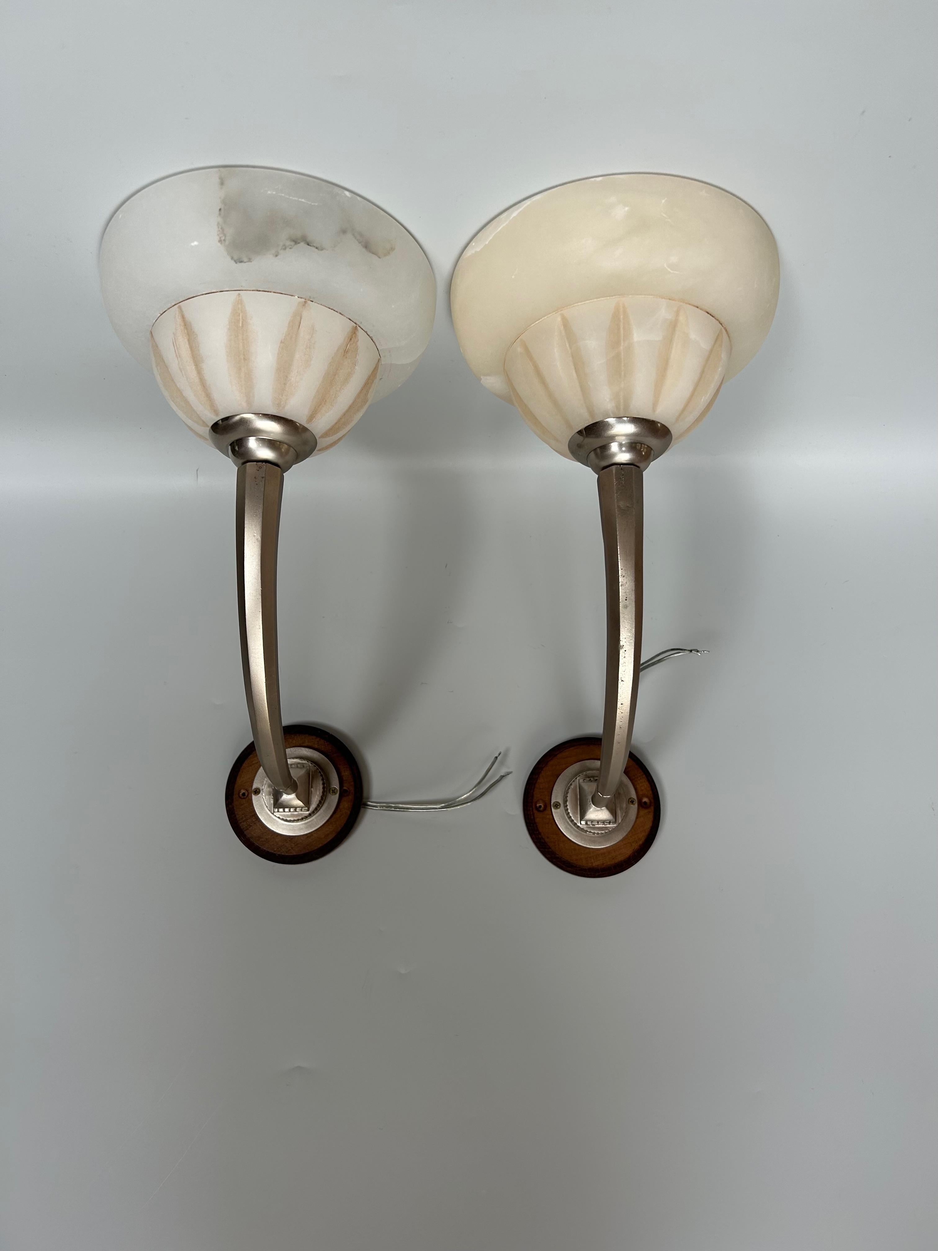 Pair of Capon Art Deco wall lights, circa 1930.
Silvered bronze wall lights, alabaster tulips.
Electric, E14 socket.
In perfect condition.

Total height: 30.5 cm
Tulip diameter: 19 cm
Base plate diameter: 6.3 cm
Total weight: 3.5 kg