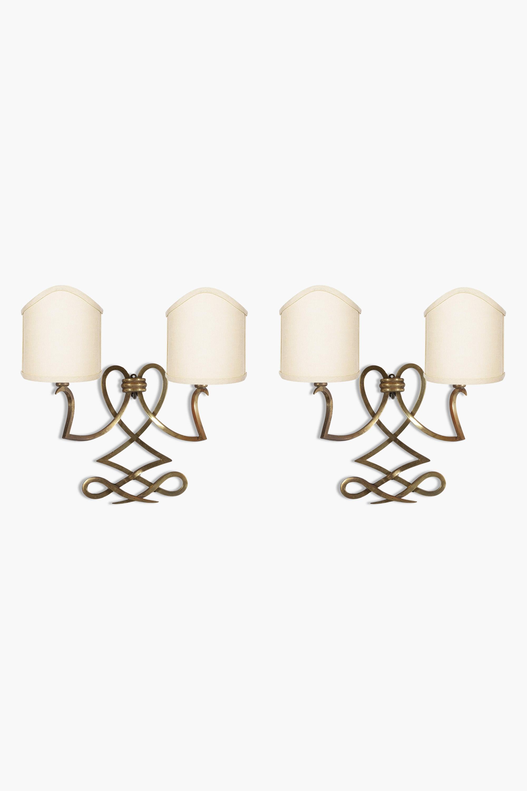 Un escultural par de apliques art déco franceses al estilo de Raymond Subes.

Incluye cableado según especificaciones. Medias venecianas personalizadas como las mostradas, disponibles por encargo.

En buen estado: la metalistería presenta una bonita
