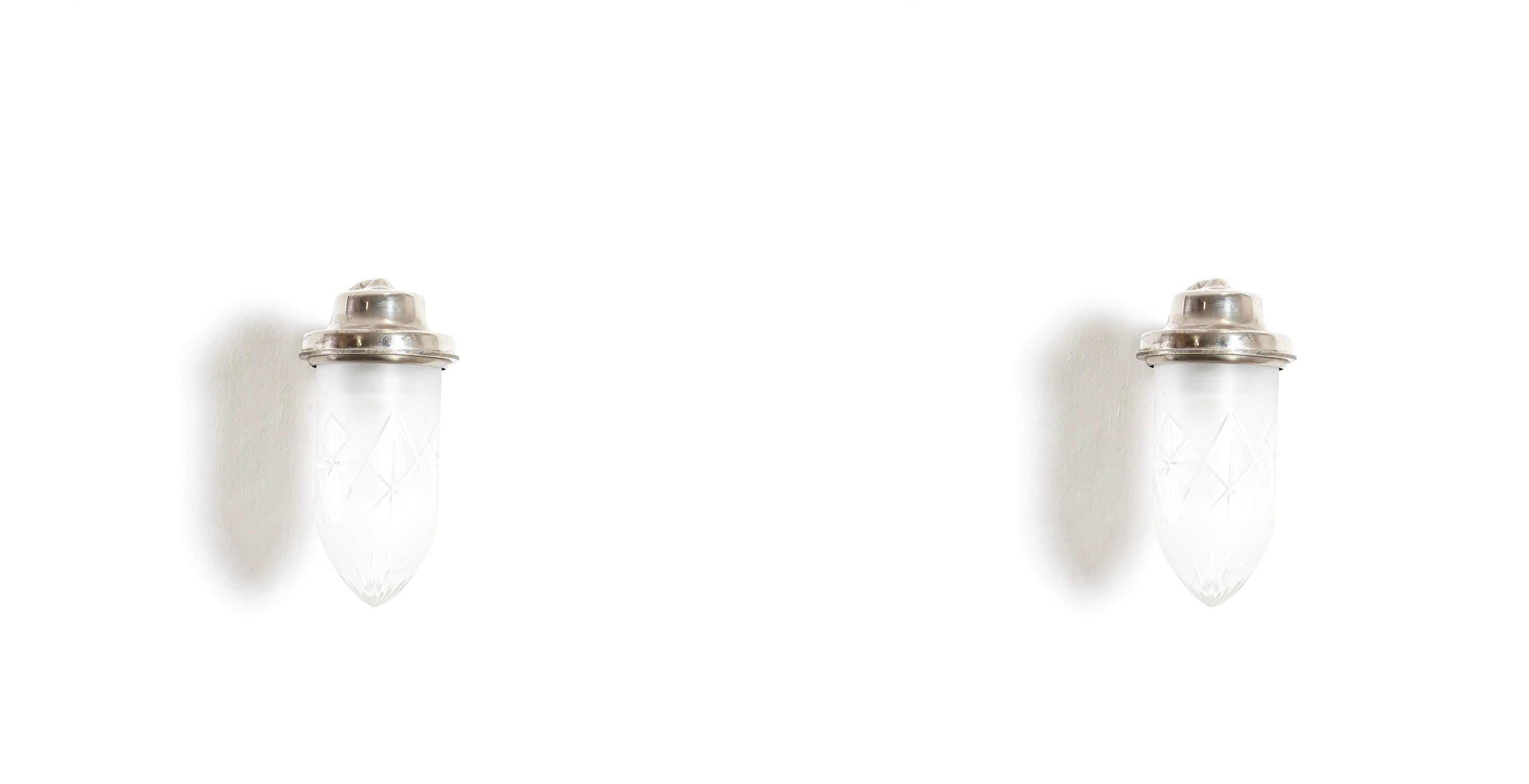 Skulpturales und organisch geformtes Paar Wandlampen aus Zinn und mundgeblasenem Glas. Die Lampen wurden in Norwegen entworfen und hergestellt, etwa in der zweiten Hälfte der 1930er Jahre. Beide Lampen sind voll funktionsfähig und in gutem