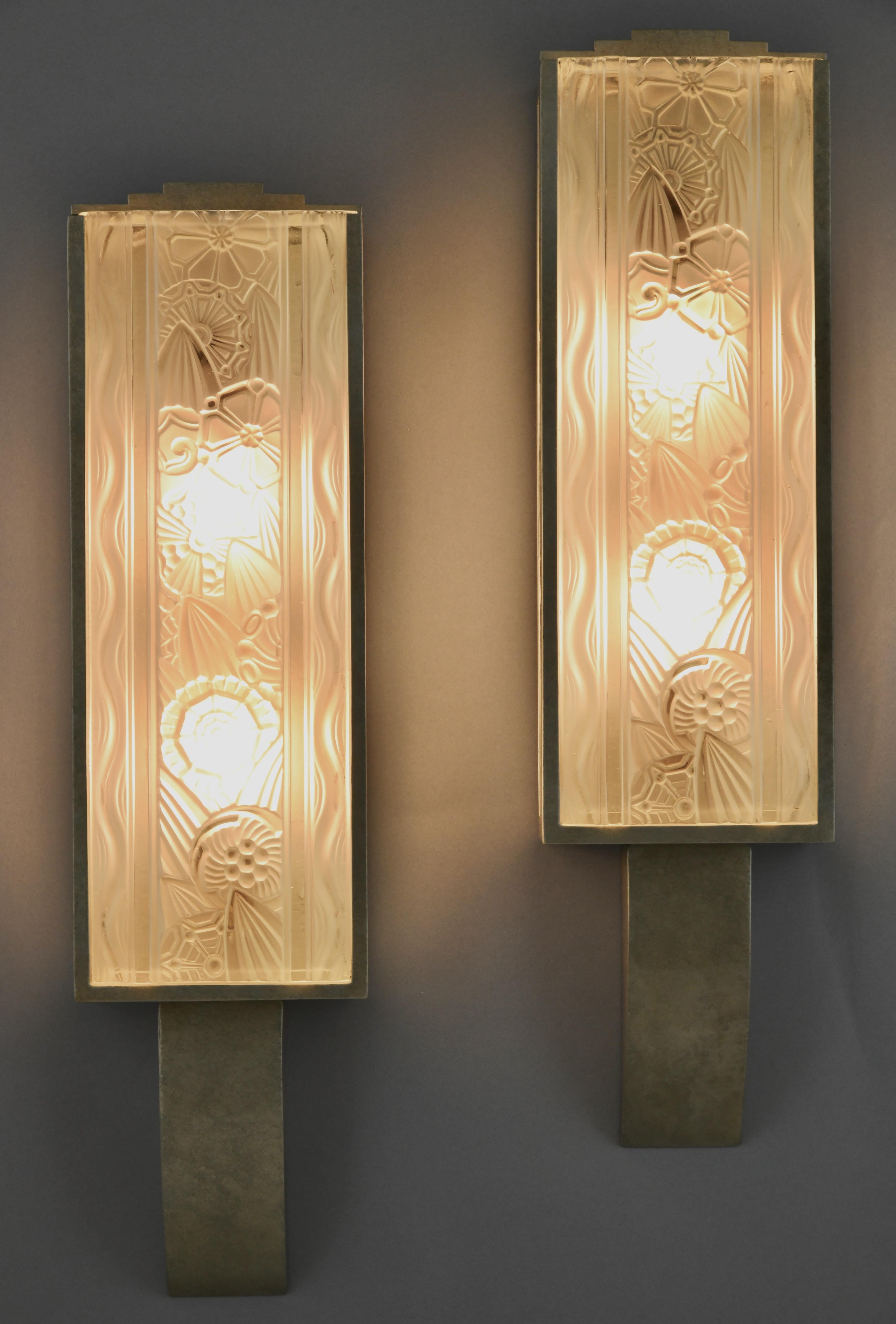 French Pair of Art Deco wall lights or sconces signed by Hettier & Vincent 1925