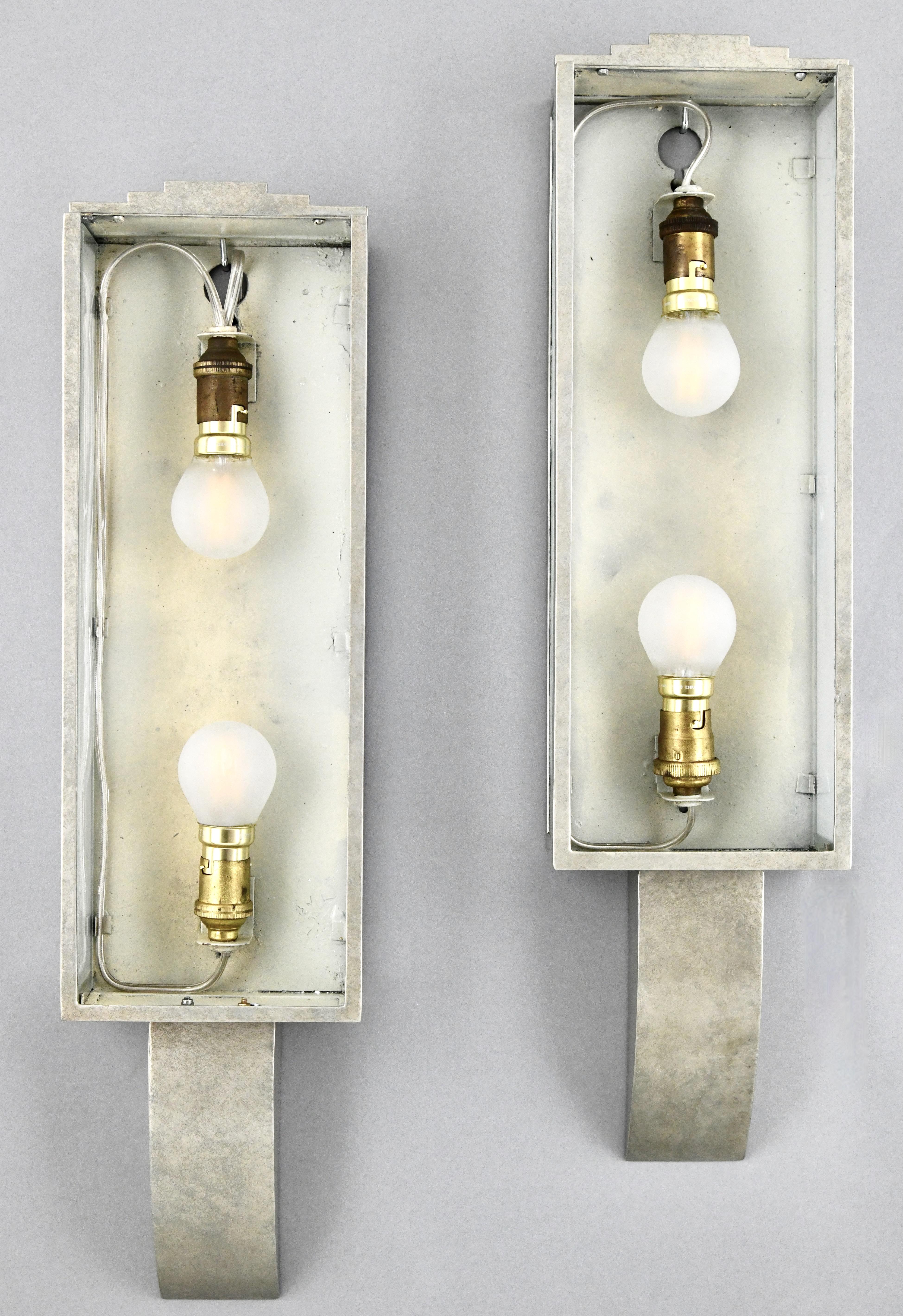 Pair of Art Deco wall lights or sconces signed by Hettier & Vincent 1925 2