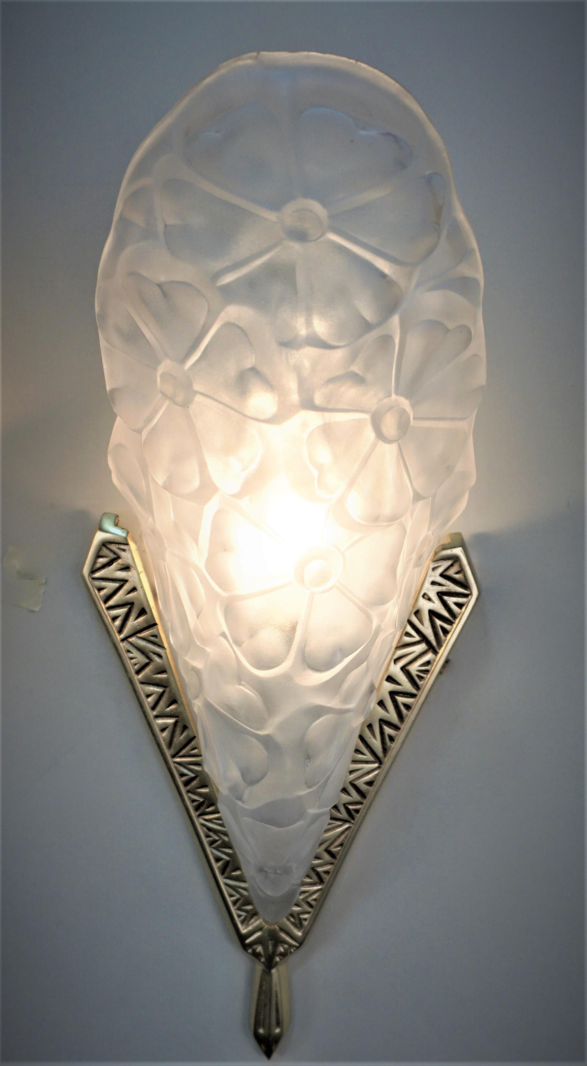 Pair of flora design clear frost glass with bronze frame wall sconces by Degue.
75-watt max each.
Professionally rewired and ready for installation.