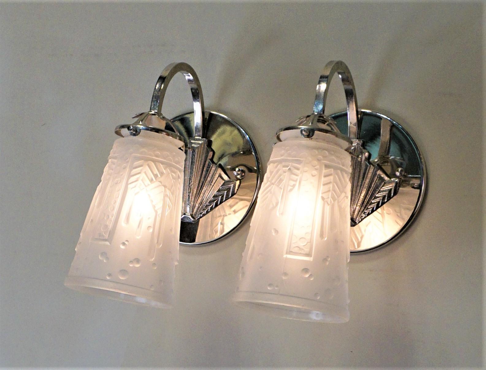 French Art Deco wall sconce wit geometric glass and nickel on bronze frame.
The back plate is 5