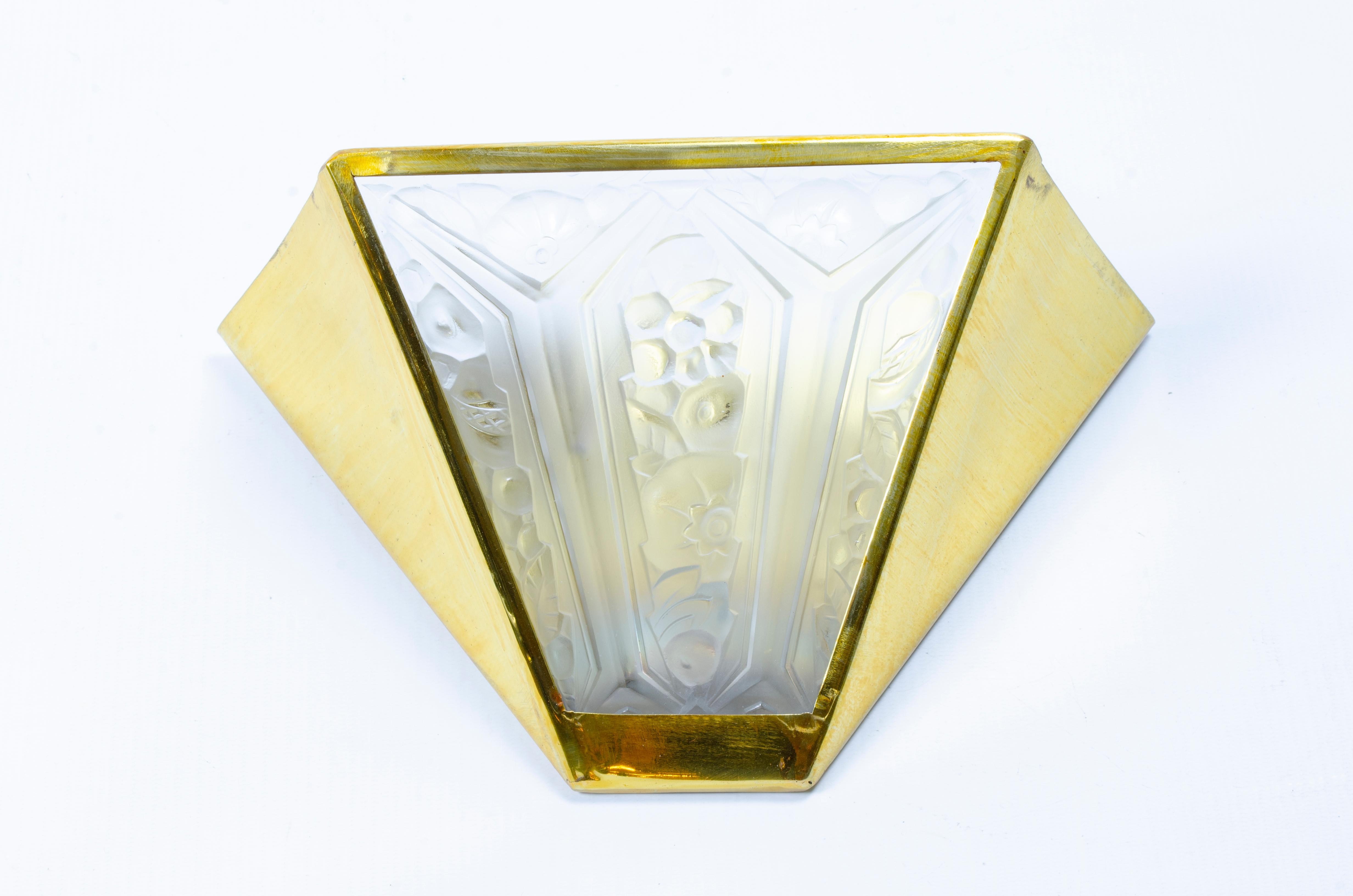 Paire d'appliques Art Déco, en bronze et plaques de verre satiné modèle fleur, par la verrerie Hanots (1925-1946).

France, CIRCA 1930.
