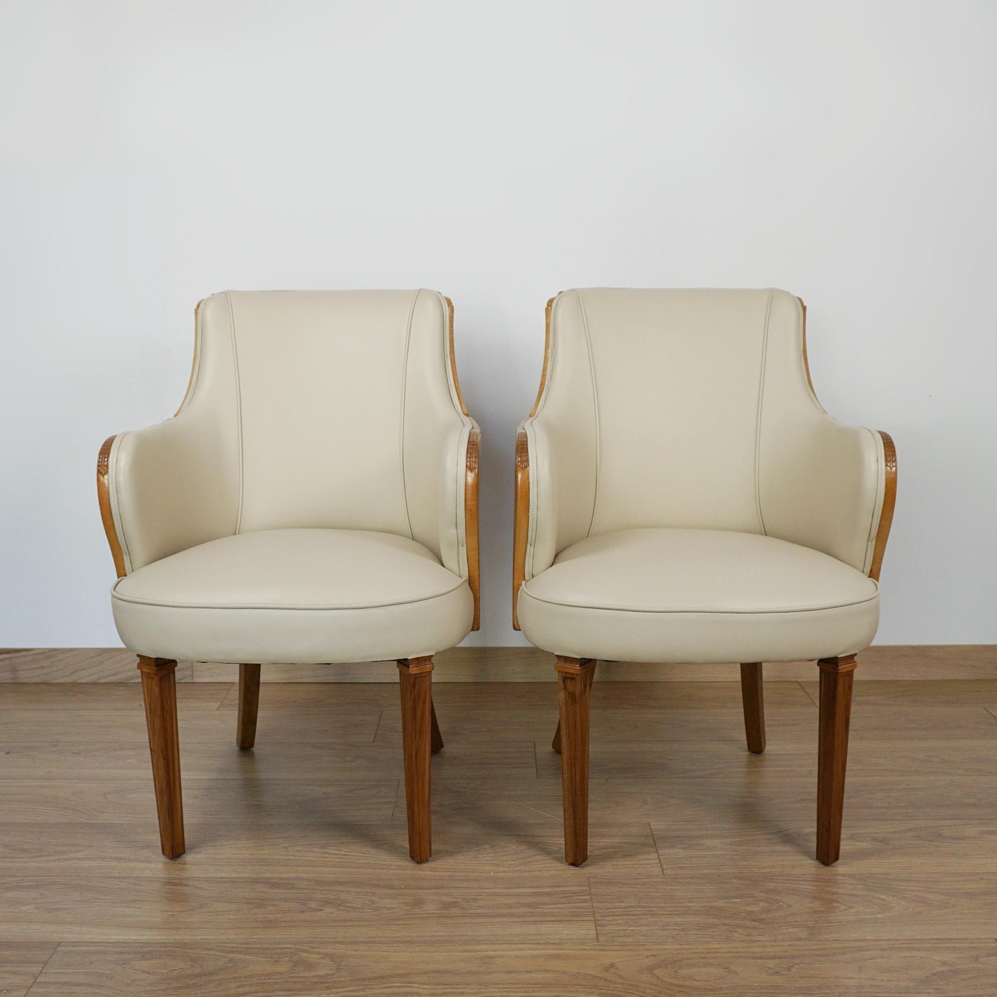 Coppia di poltrone Art Déco di Maurice Adams. Impiallacciature avvolgenti in radica di noce con gambe in noce massiccio e rivestimento in pelle color crema. 