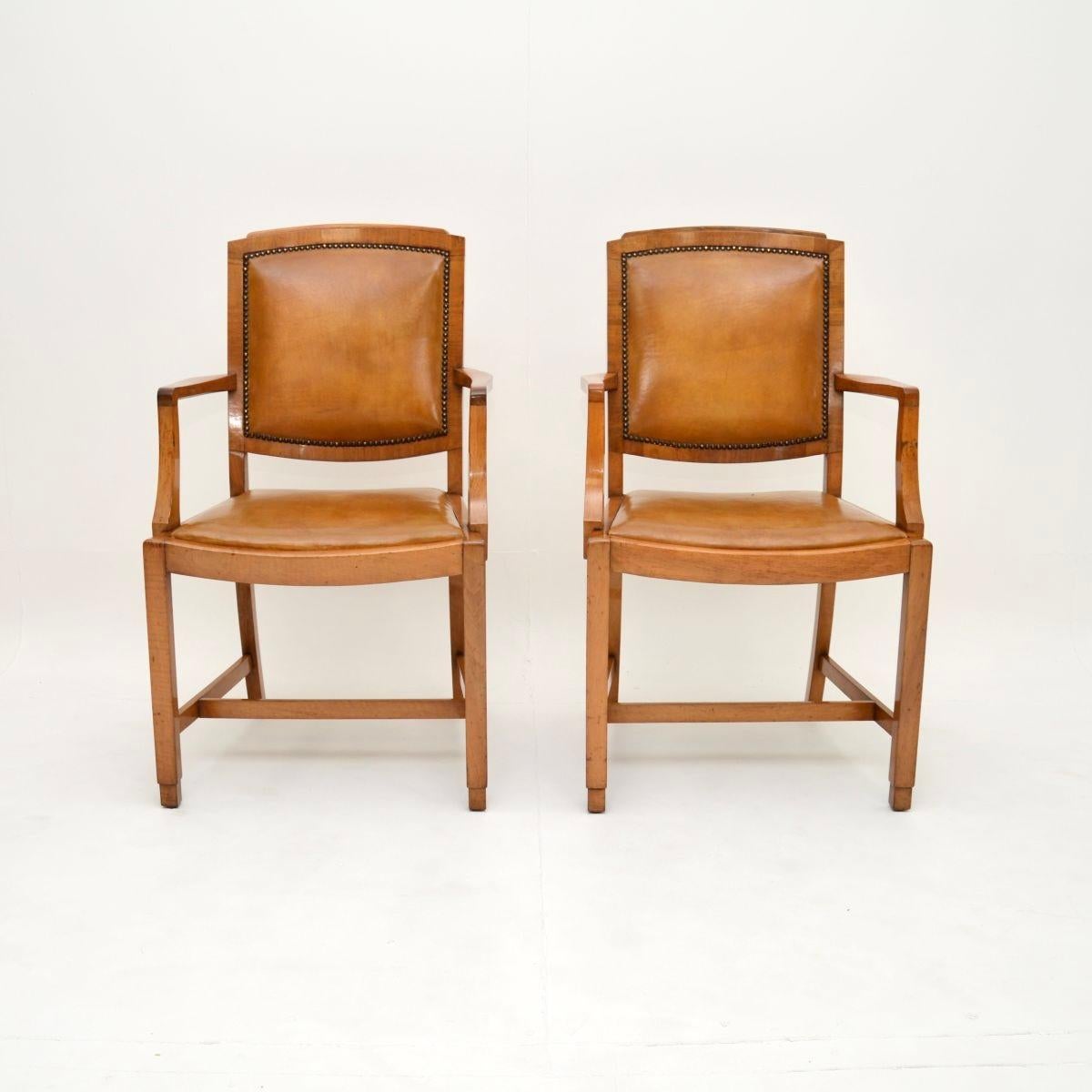 Una coppia elegante e raffinata di poltrone Art Déco in noce e pelle. Sono stati prodotti in Inghilterra e risalgono agli anni '30.

La qualità è superba, sono ben lavorati e di dimensioni deliziose. Sono molto comode e si vedono bene da tutte le