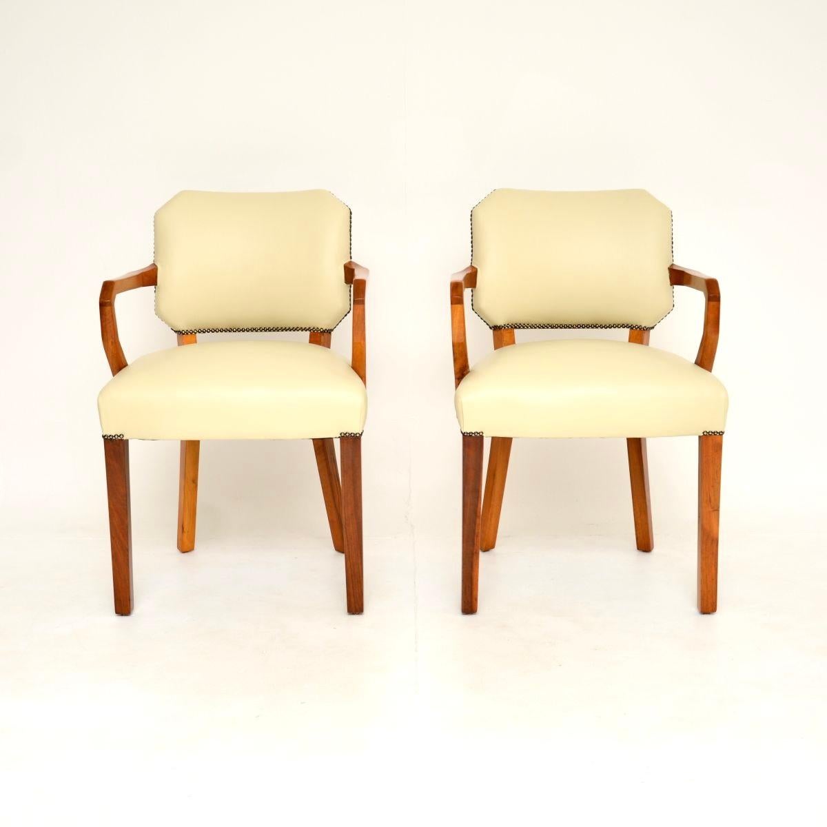 Una bellissima ed elegante coppia di poltrone Art Déco in noce e pelle. Sono stati prodotti in Inghilterra e risalgono agli anni '30.

La qualità è superba, sono ben lavorati e di dimensioni deliziose. Sono molto comode e si vedono bene da tutte le