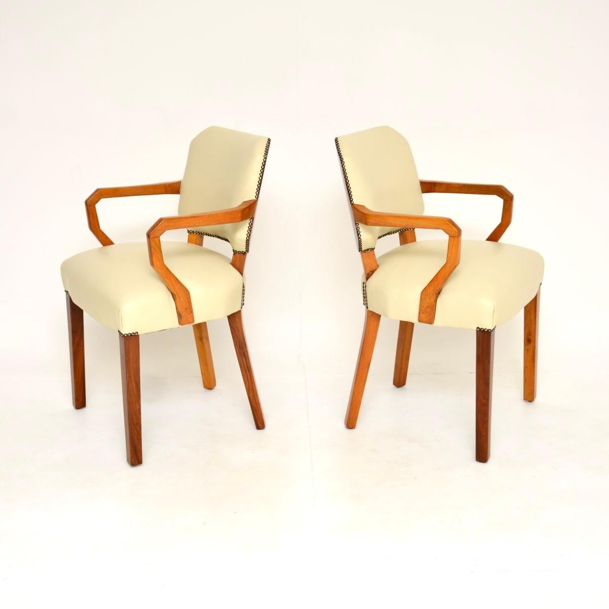 Coppia di poltrone Art Déco in noce e pelle Carver In condizioni buone in vendita a London, GB