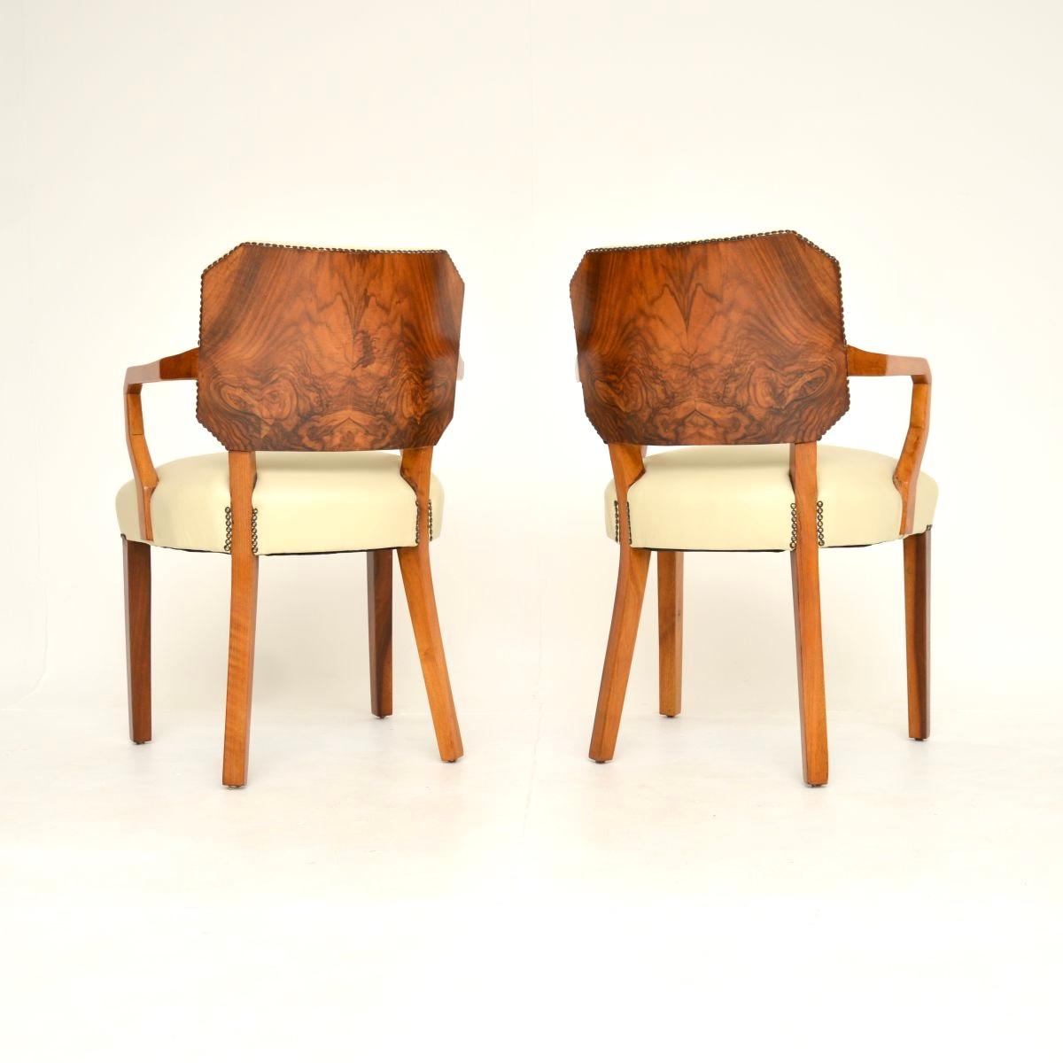 Metà XX secolo Coppia di poltrone Art Déco in noce e pelle Carver in vendita