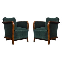 Paire de fauteuils Art déco en noyer, revêtus de velours mohair couleur eucalyptus, avec pieds « sabots » en nickel
