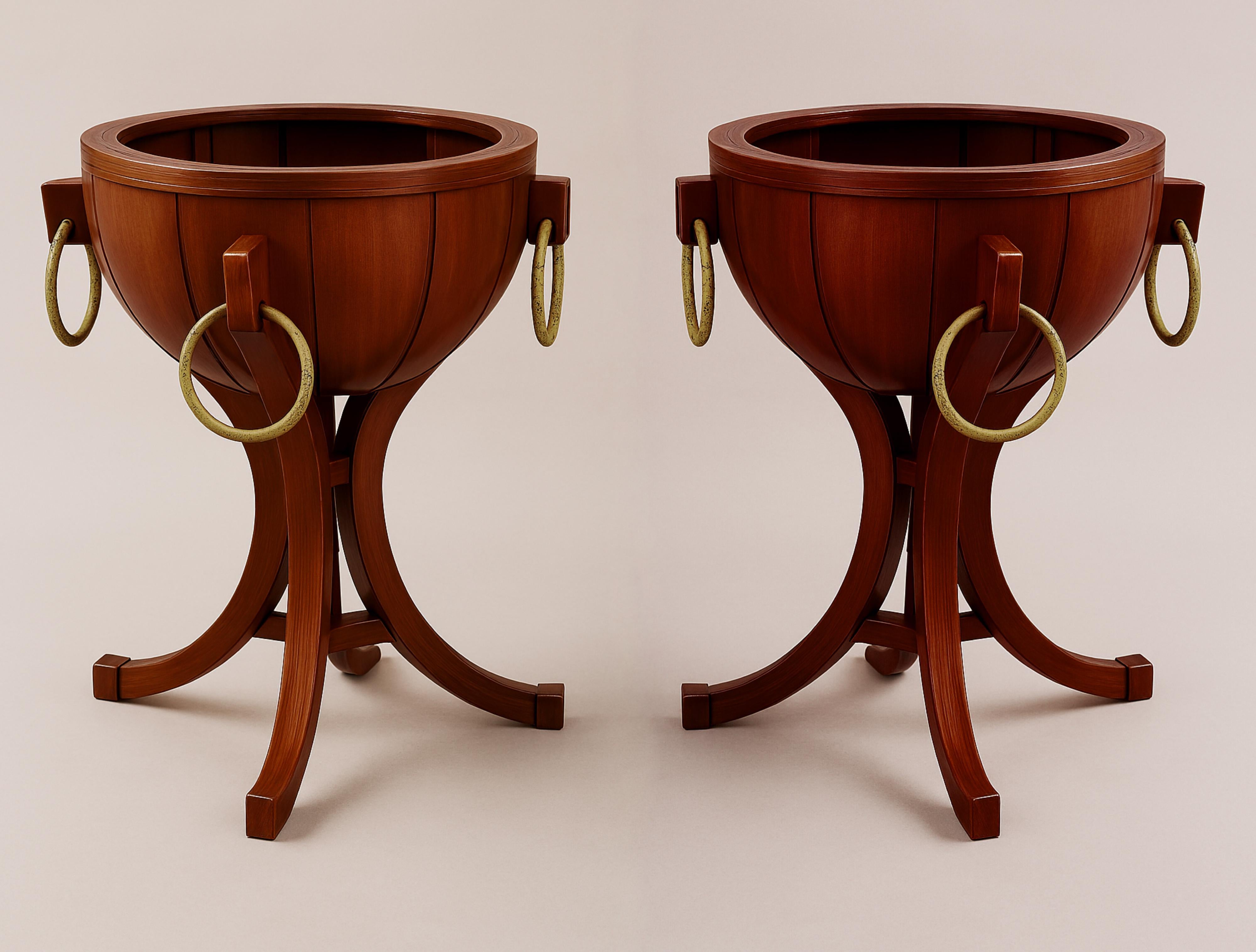 Une par de vases d'inspiration Art nouveau et Art déco fabriqués en noyer verni, cette élégante pièce décorative du 20e siècle apporte une sophistication intemporelle à n'importe quel espace. Ses courbes gracieuses et sa finition riche en font un
