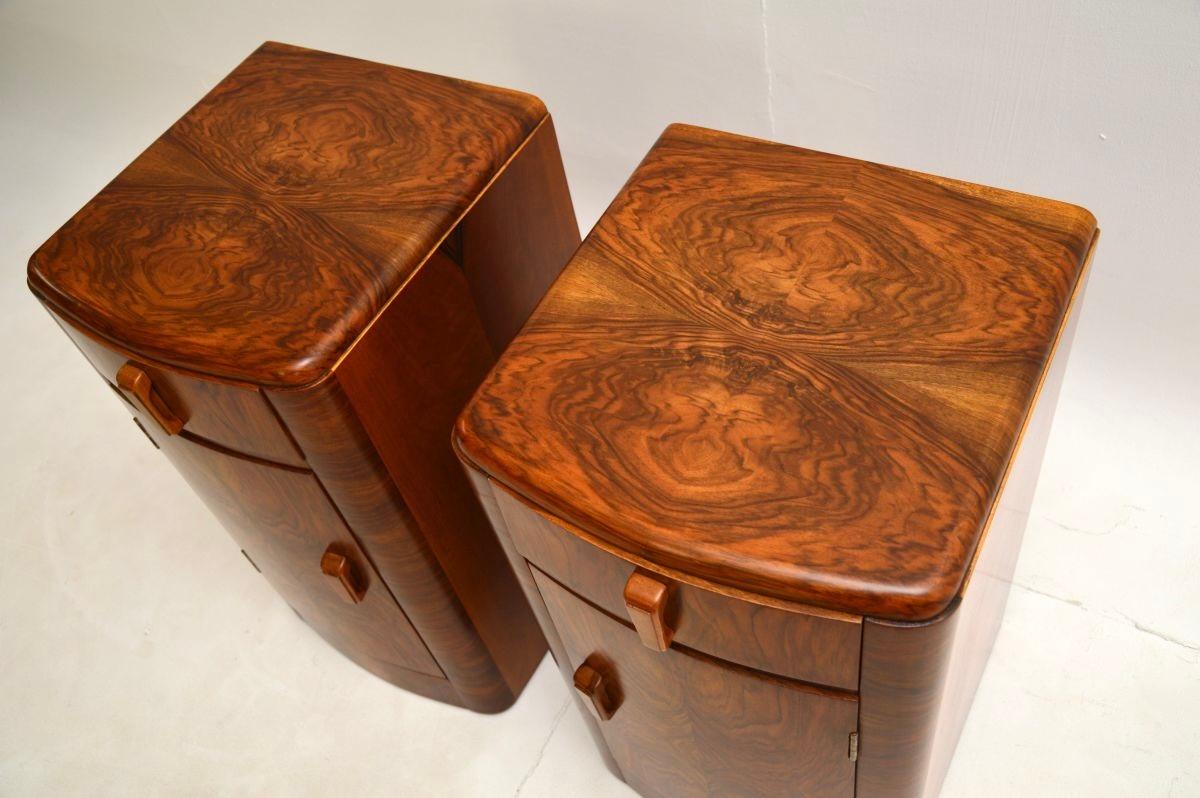 Coppia di comodini Art Déco in noce in vendita 2