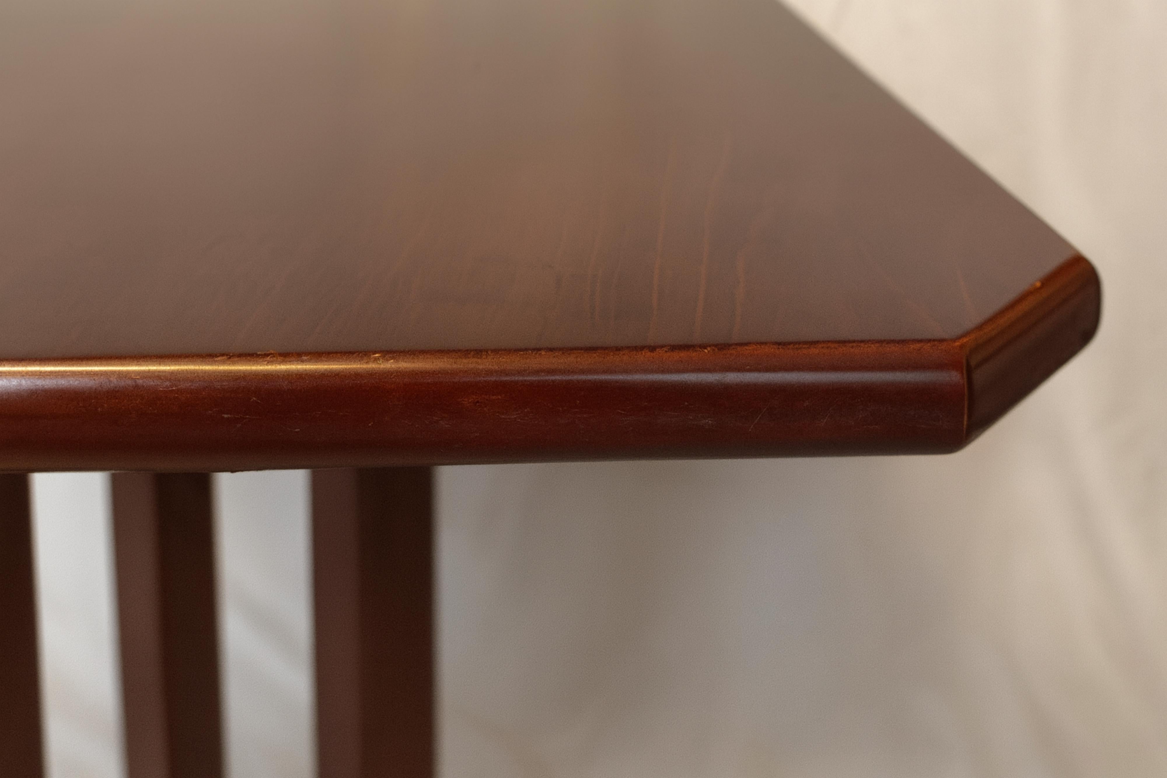 Zwei Bistro-Couchtische aus Nussbaum im Art-Déco-Stil, 20. Jahrhundert (Französisch) im Angebot