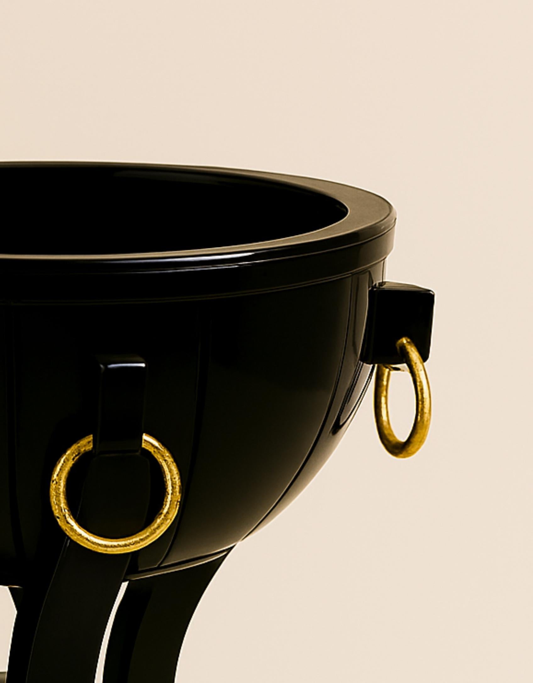 Pair Of Art Deco Walnut Black Lacquer Art Deco Vase, 20th Century In Good Condition For Sale In Lisbon, PT
