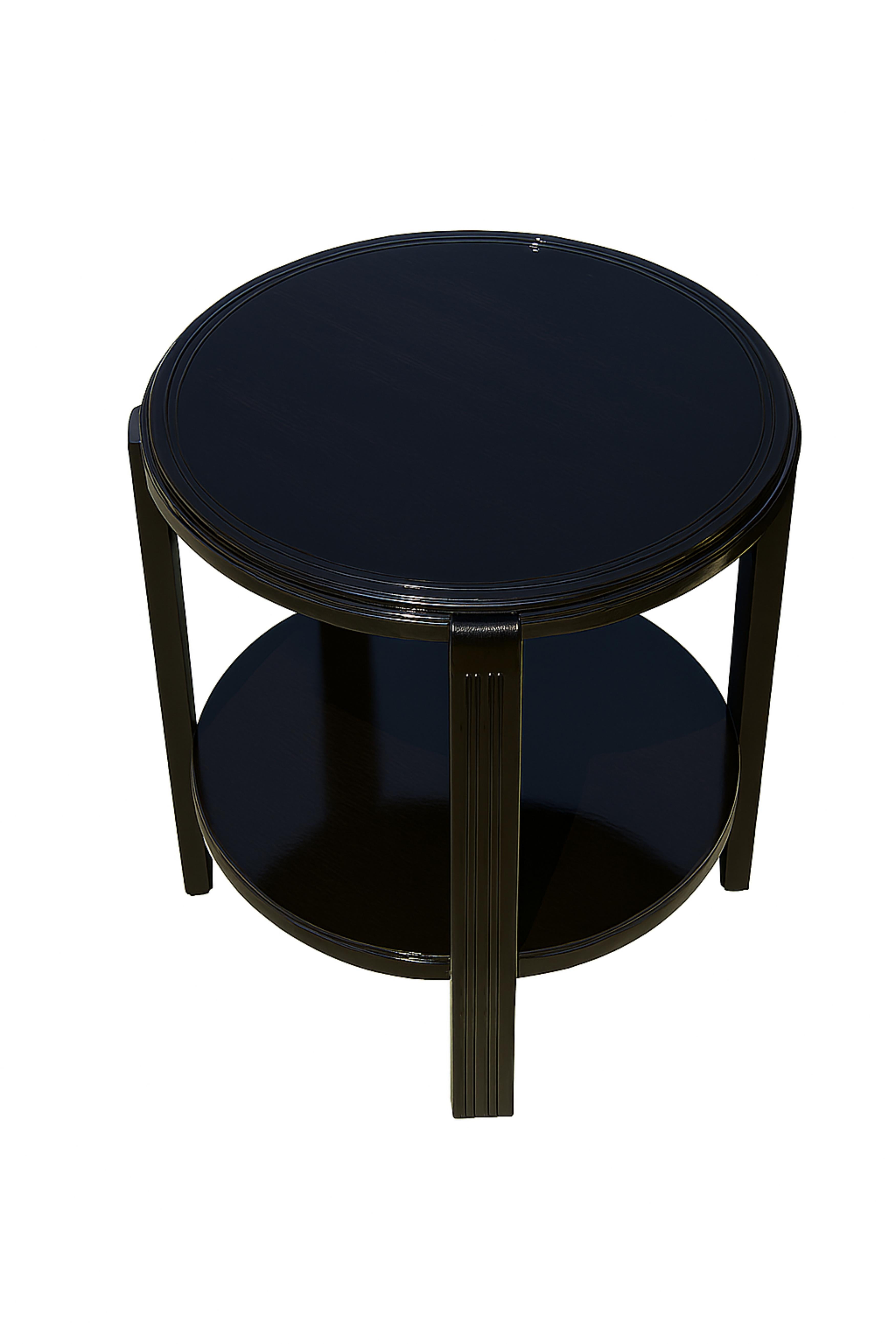 Pair Of Art Deco Walnut Black Lacquer Side Table, 20th Century In Good Condition For Sale In Lisbon, PT