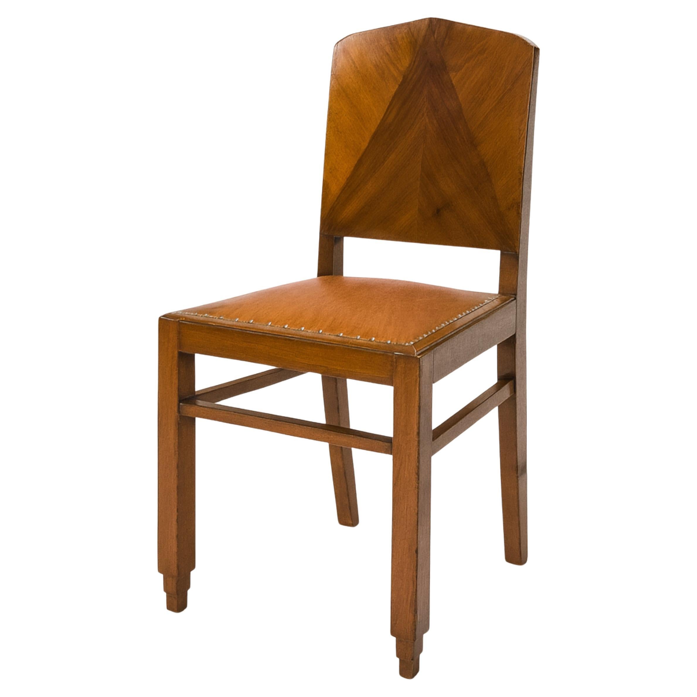 Una elegante silla de nogal para mesa de centro o comedor.

Un gran ejemplo de tapicería de cuero y tachuelas redondas de metal, revisado recientemente por un profesional.

Tenemos sillas adicionales para complementar ésta. Consulta nuestros