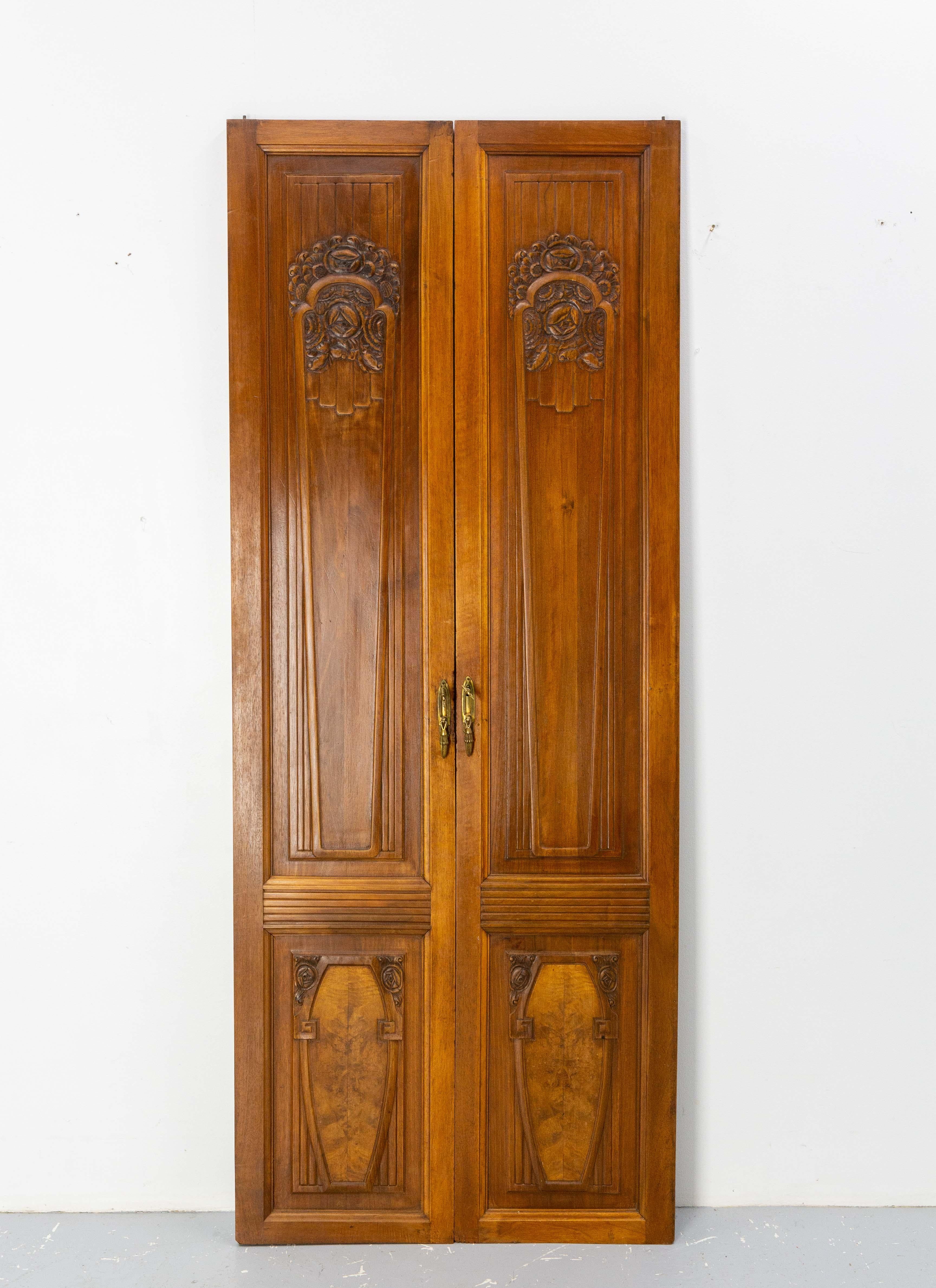 Pair of Art Déco doors
Walnut and brass made circa 1930.
With par of doors can be integrated into a wall cabinet. 
This doors come from an armoire.
Good condition


Shipping:
180/36/6 11Kg.

