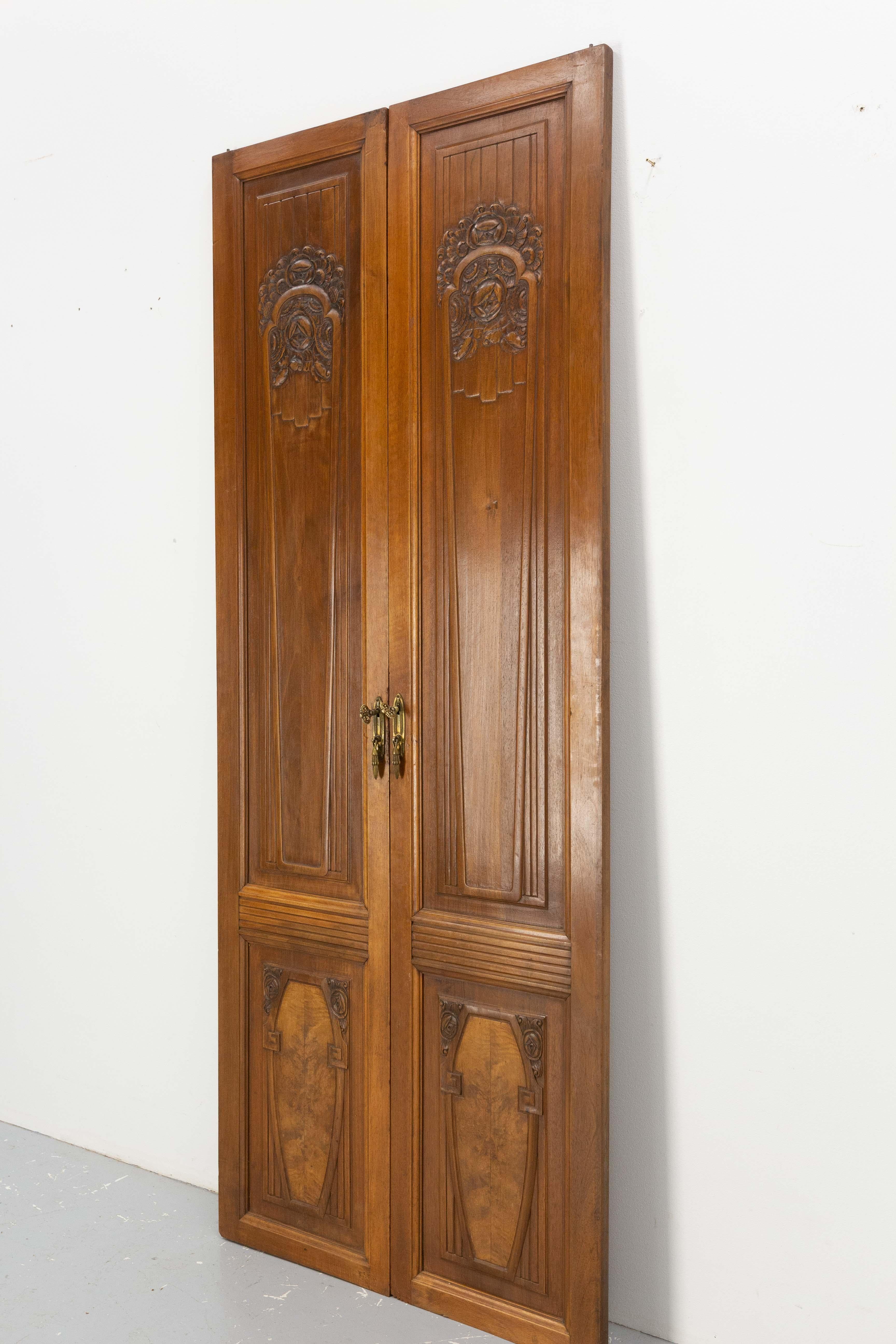 Pair of Art Deco Walnut Doors circa 1930 In Good Condition In Labrit, Landes