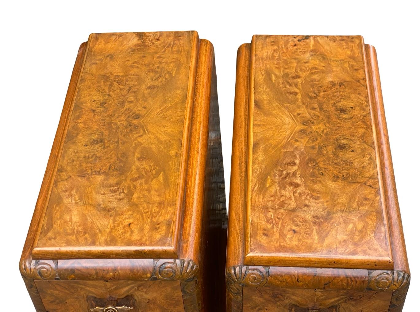 Paire de tables de nuit Art Déco en noyer en vente 4