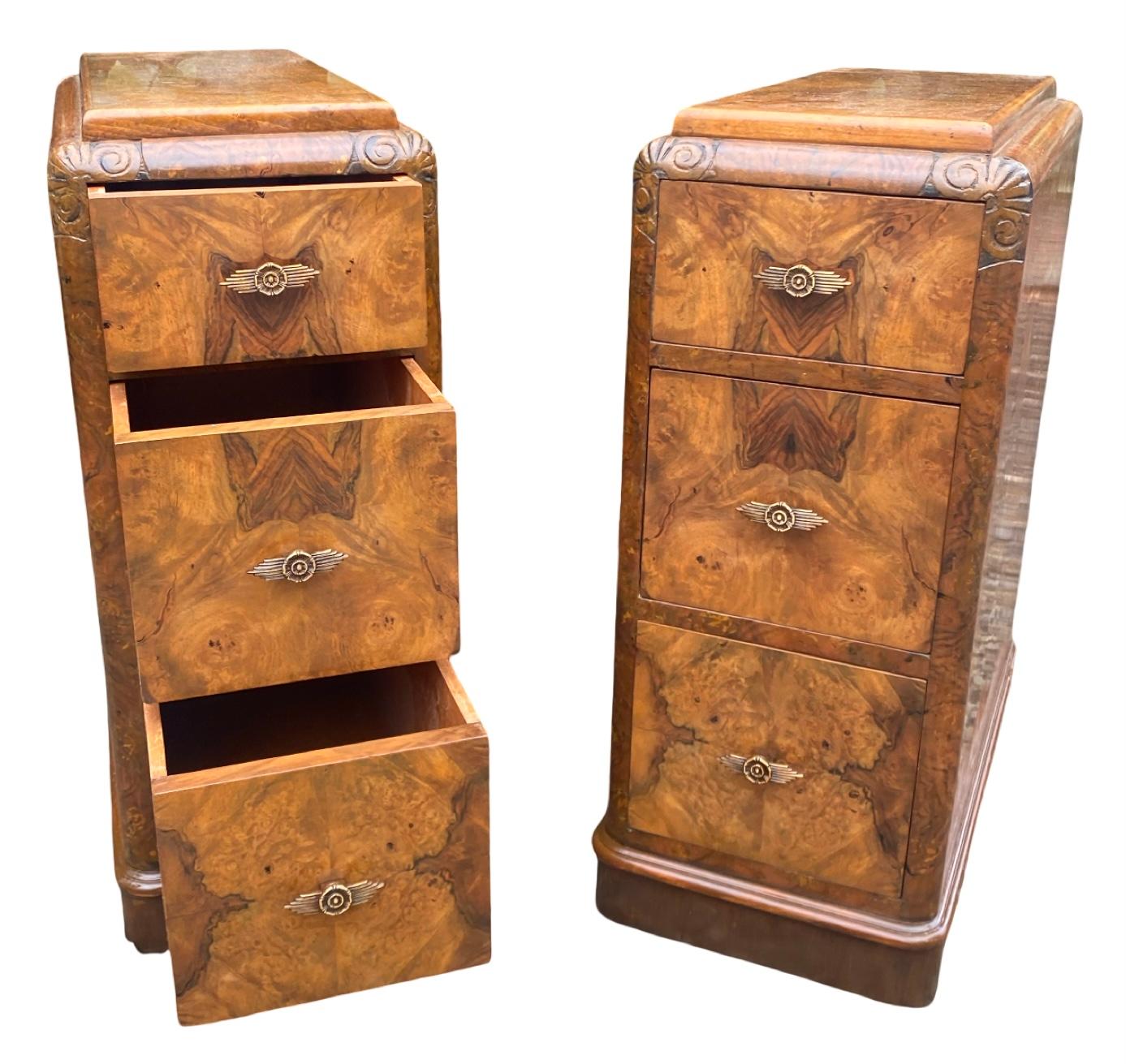Paire de tables de chevet Art Déco en beau noyer figuré. Les plateaux sont à épaulement arrondi et hautement figurés, ce qui complète les façades des tiroirs qui, elles aussi, sont finies en placage de noyer hautement figuré. Ils sont dotés de leurs