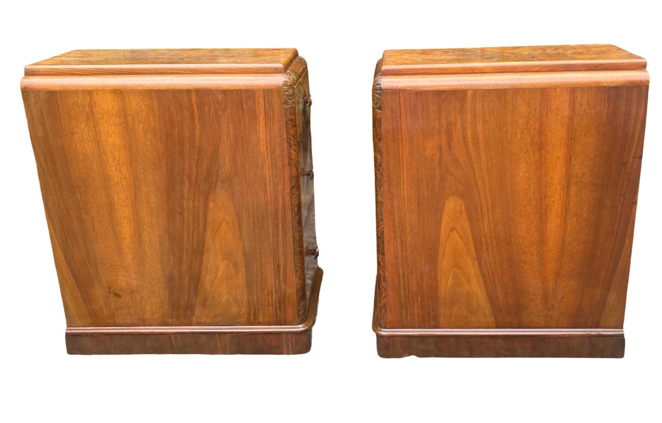 Européen Paire de tables de nuit Art Déco en noyer en vente