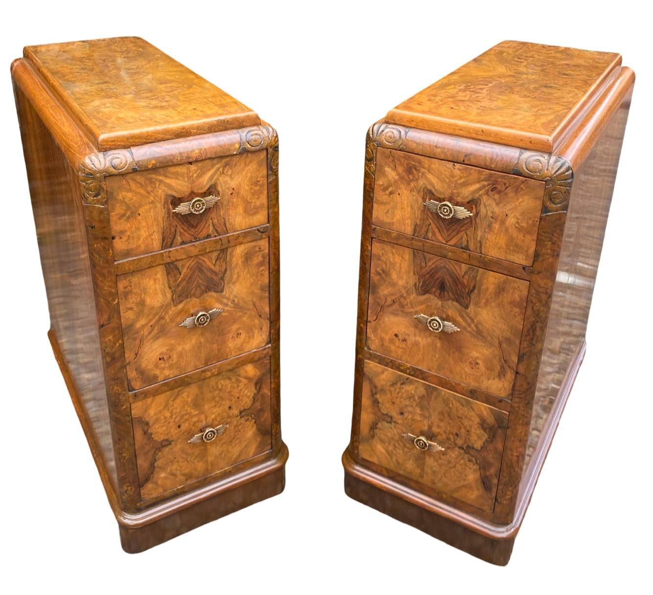 Paire de tables de nuit Art Déco en noyer Bon état - En vente à Barnstaple, GB