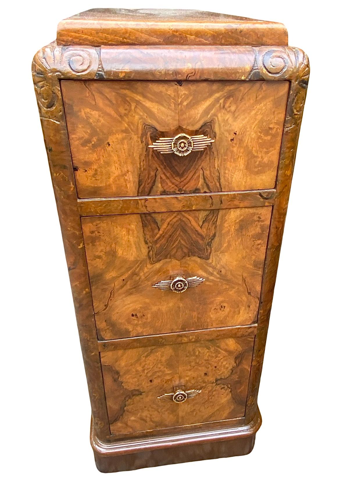 Milieu du XXe siècle Paire de tables de nuit Art Déco en noyer en vente