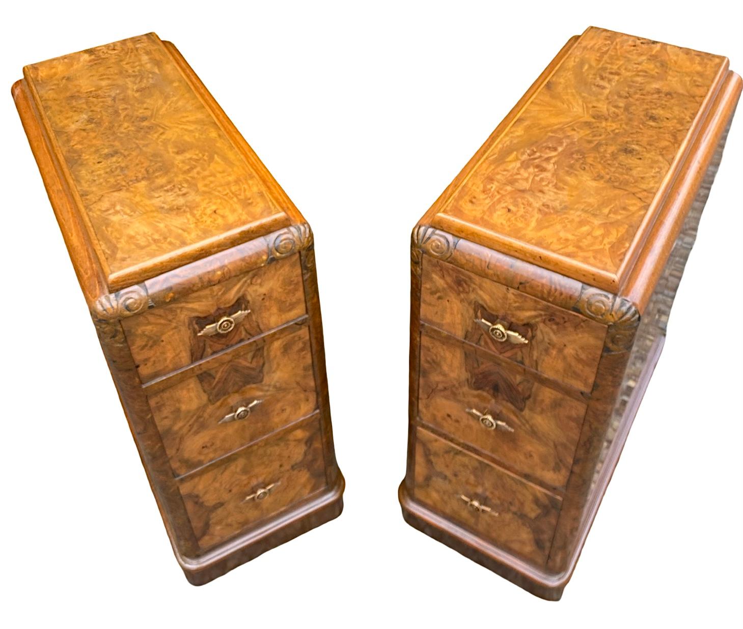 Noyer Paire de tables de nuit Art Déco en noyer en vente