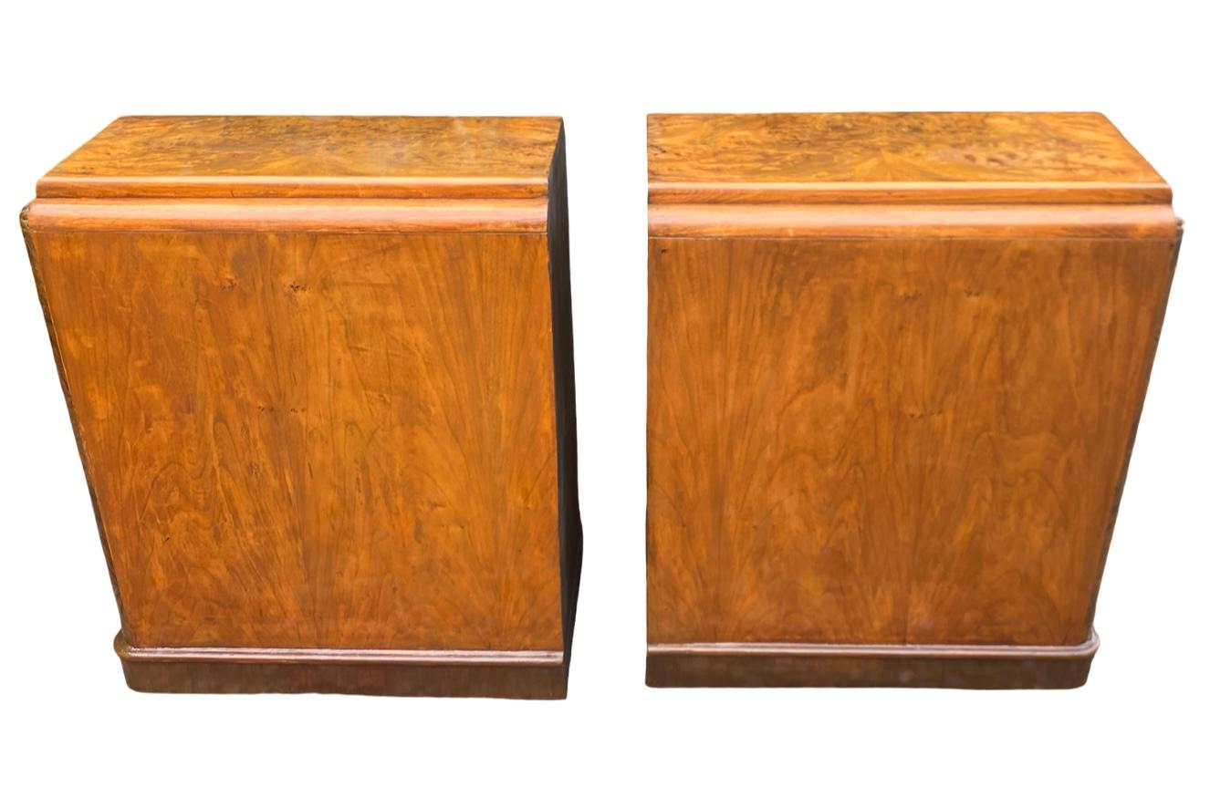 Paire de tables de nuit Art Déco en noyer en vente 1