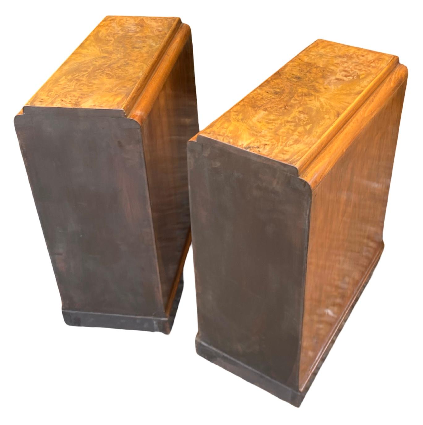 Paire de tables de nuit Art Déco en noyer en vente 2