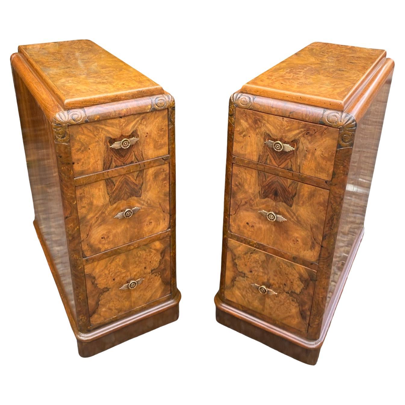 Paire de tables de nuit Art Déco en noyer en vente